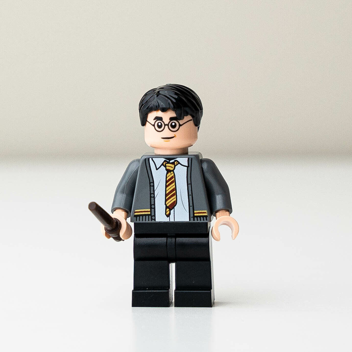 New LEGO Harry Potter, Gryffindor Cardigan Sweater Minifigure - 75966 (hp238) - StudBee