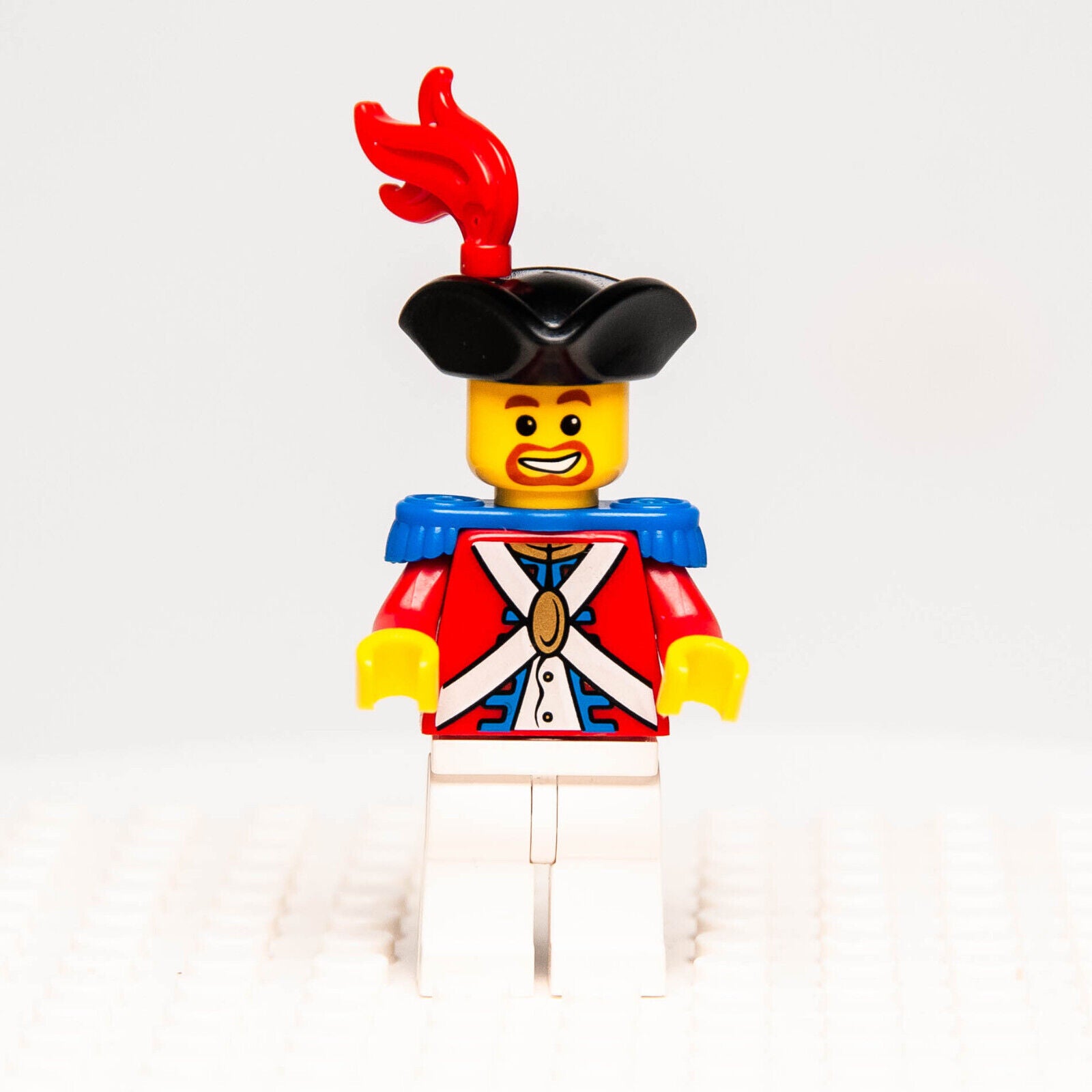 Lego PIrates Minifigure - Imperial Soldier II Red Plume, Brown Beard 6242 (pi089
