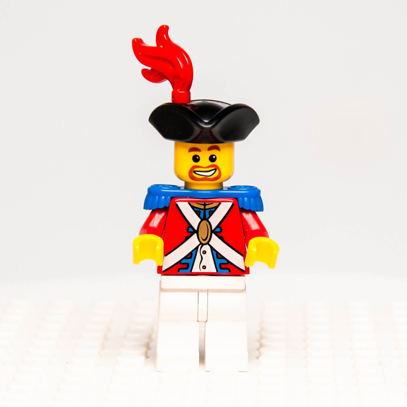 Lego PIrates Minifigure - Imperial Soldier II Red Plume, Brown Beard 6242 (pi089 - StudBee