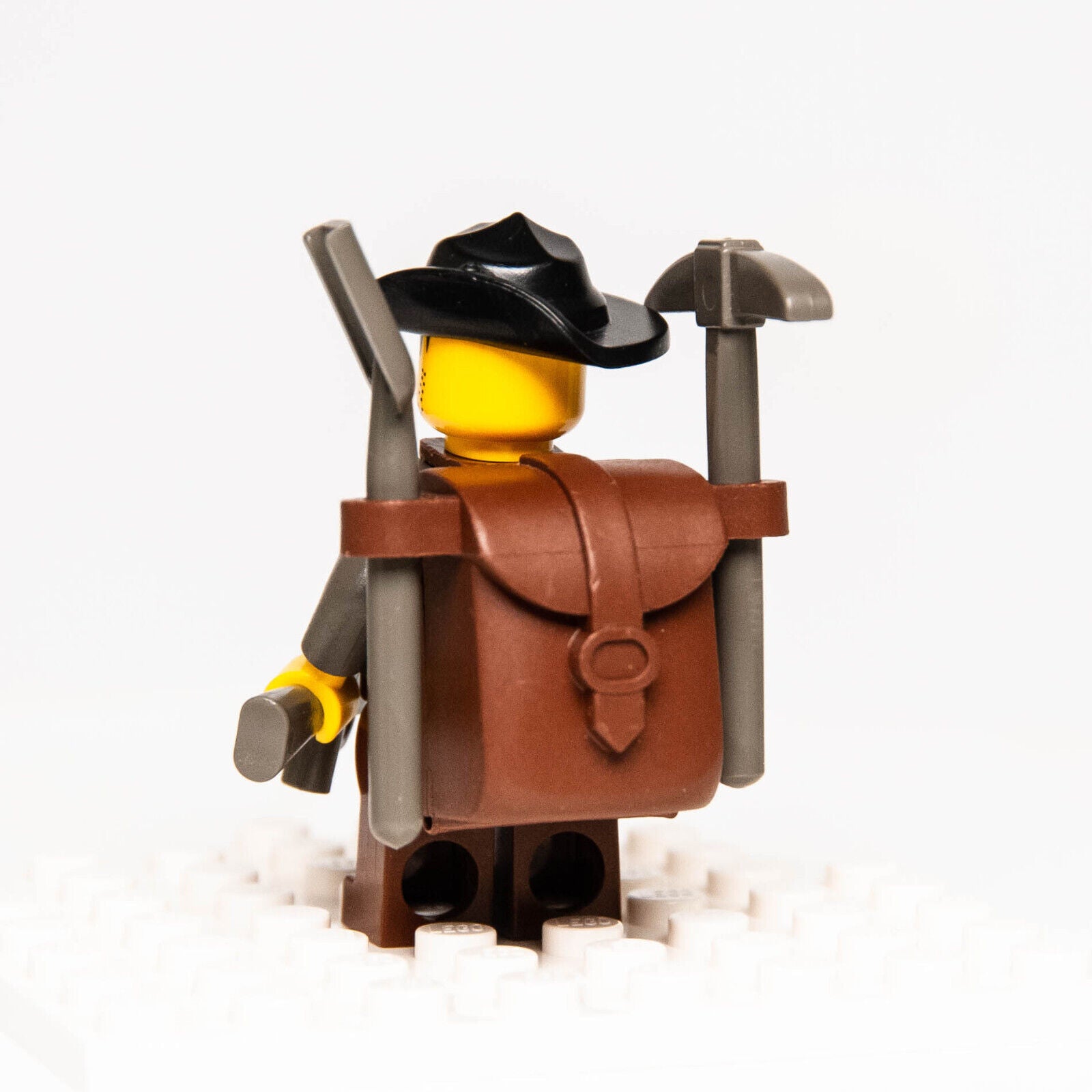 Lego Adventurers Minifigure - Max Villano w/ Backpack Jungle Explorer (adv042) - StudBee