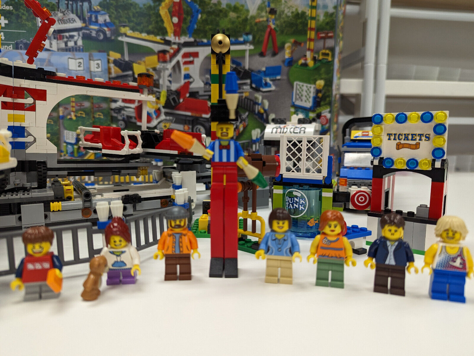 Lego 10244 Fairground Mixer w/ Minifigs, Box & Instructions - Complete! - StudBee