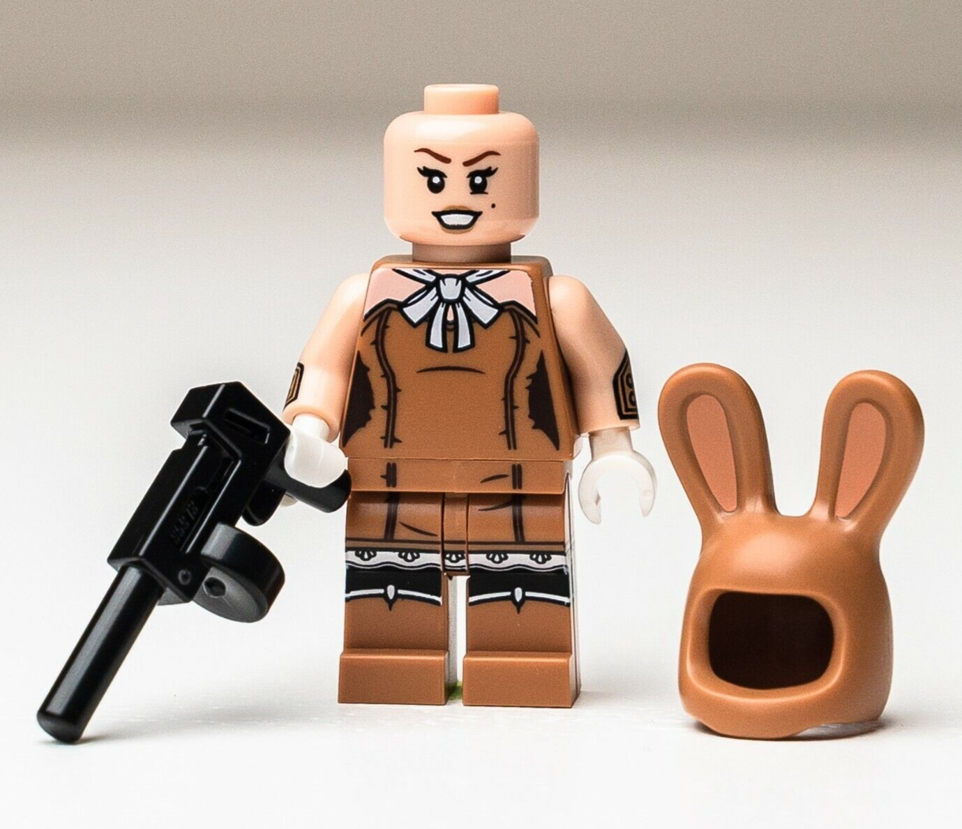 LEGO DC Minifigure - March Harriet w/ Tommy Gun (coltlbm17) Stand 71017 - StudBee