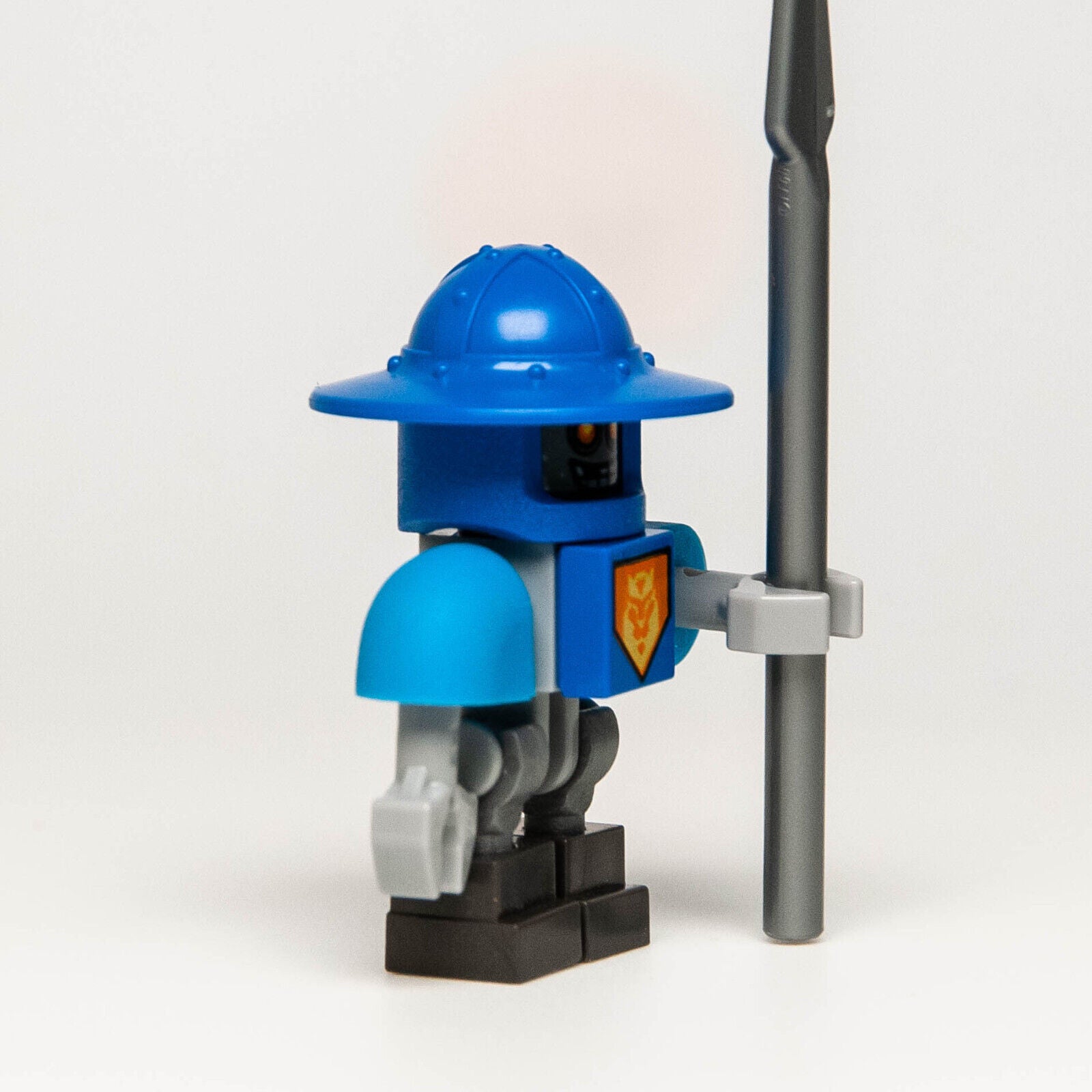 LEGO Nexo Knights Minifigure - Squire Bot w/ Spear (nex041) 70326 853515 - StudBee