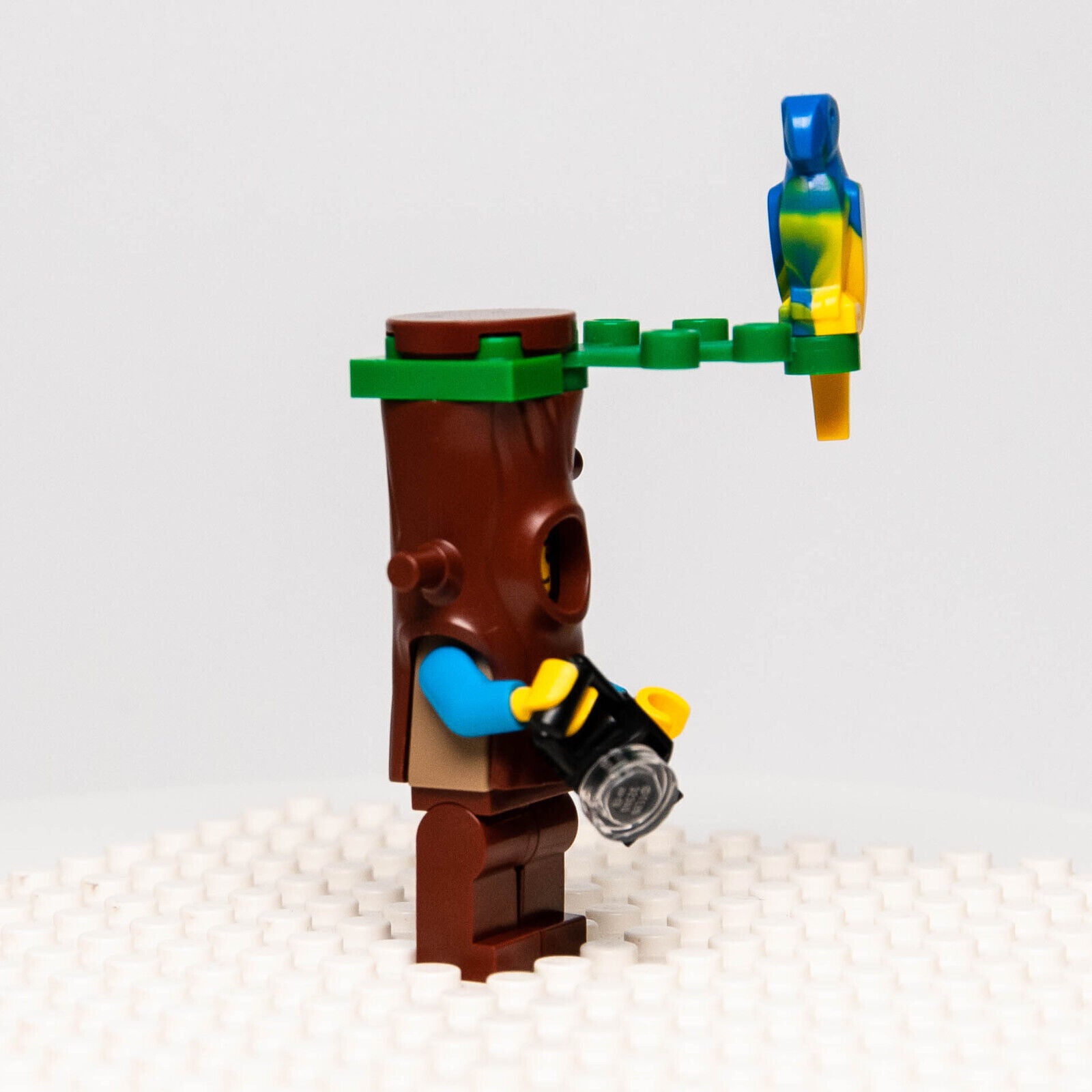 NEW LEGO Nature Photographer Tree Disguise Minifigure (cty1098) w/ Bird 60267 - StudBee