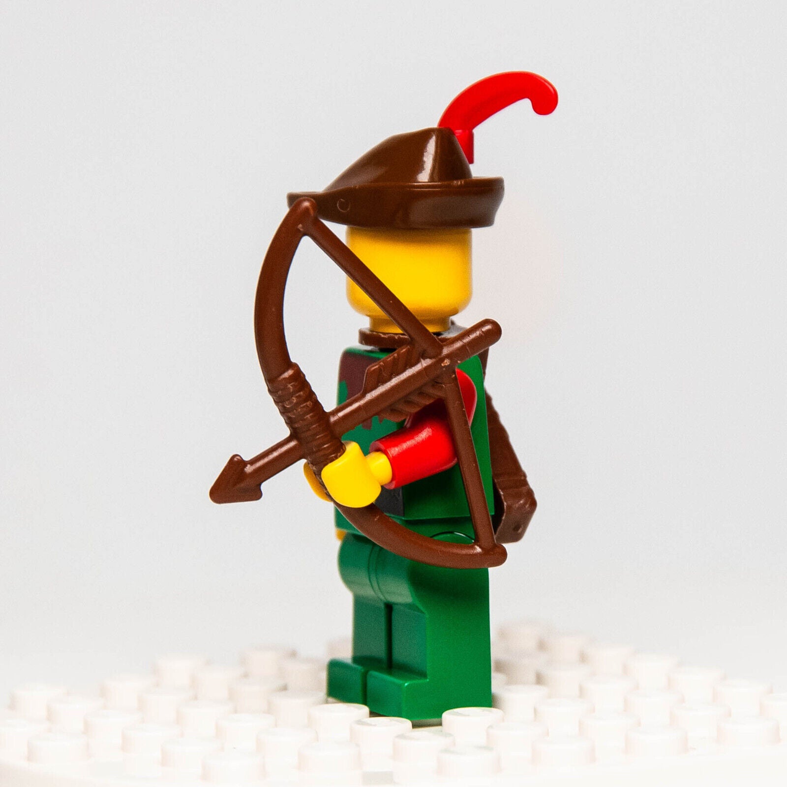 LEGO Castle Minifigure:  Forestmen w/ Brown Hat, Red Feather Quiver 6066 (cas284 - StudBee