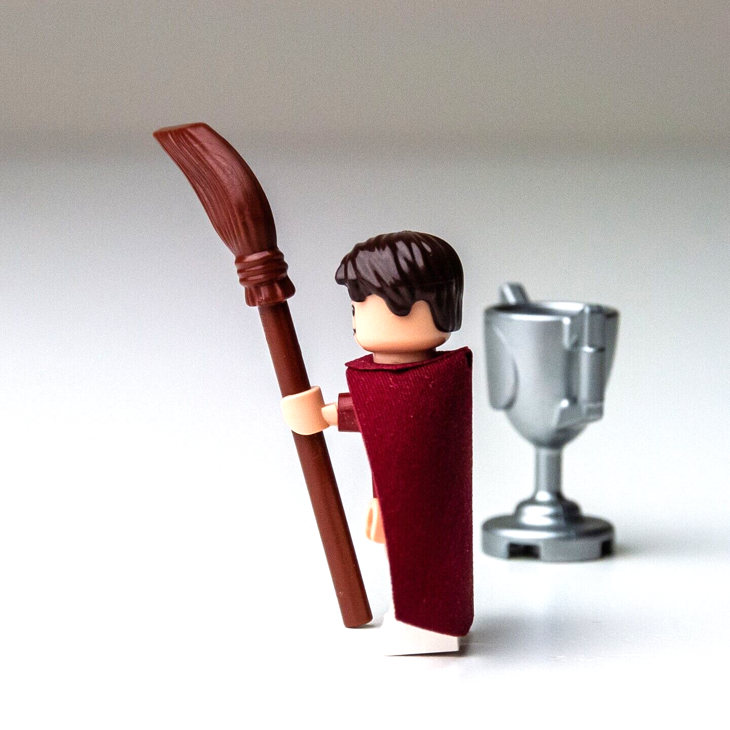 LEGO Oliver Wood (w/ Broom & Trophy) - Quidditch Match 4737 (hp109) Minifigure - StudBee