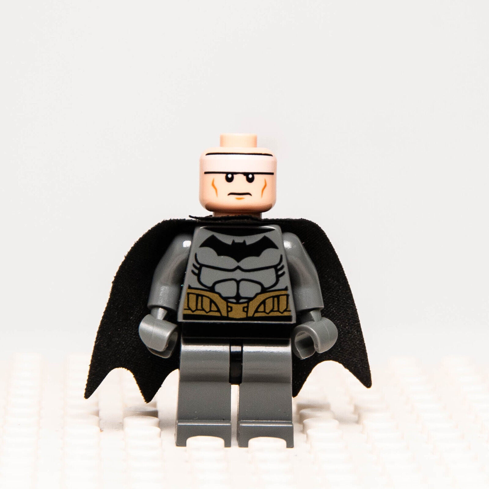 LEGO DC Minifigure Batman Dark Bluish Gray Suit Gold Belt (sh089) 76012 - StudBee