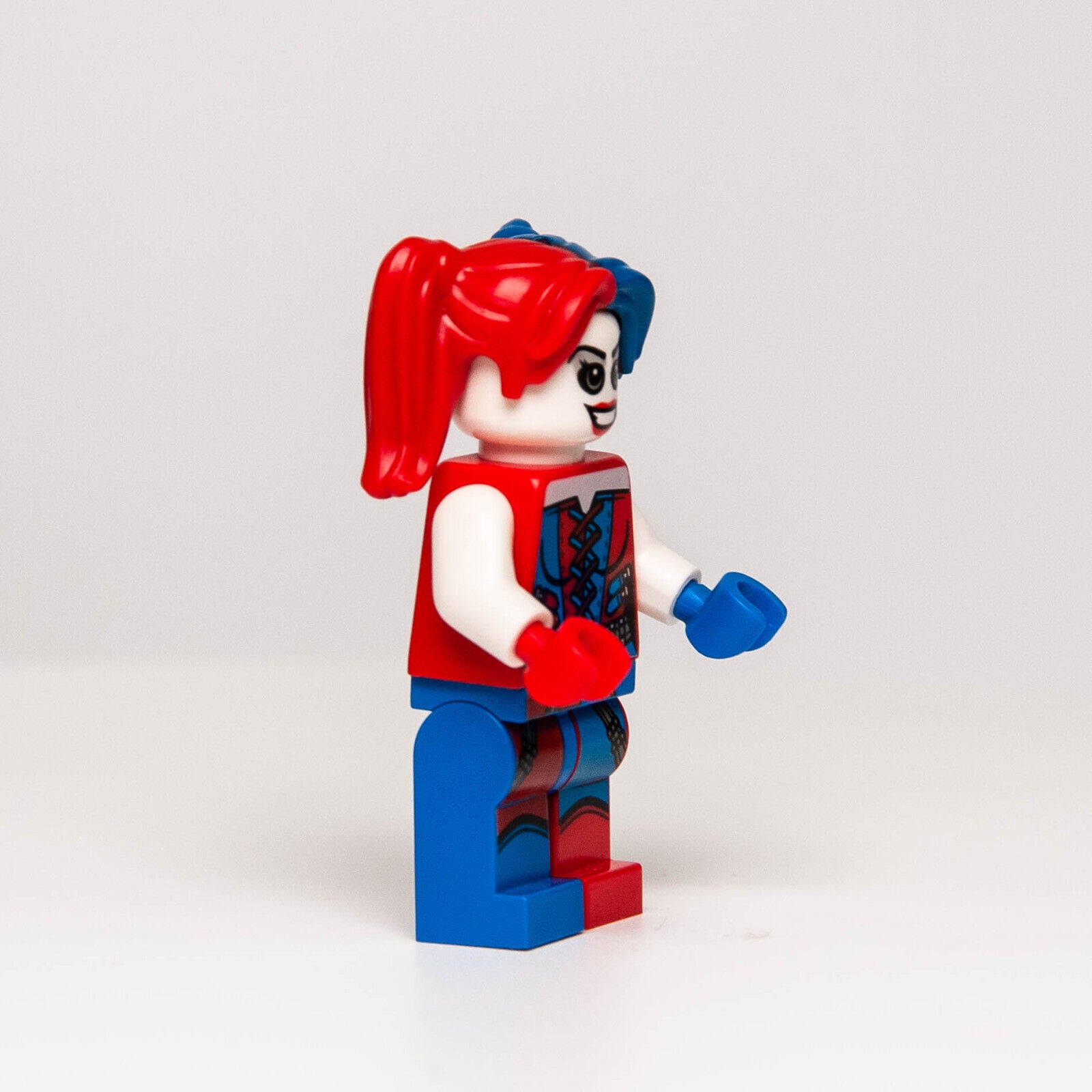 LEGO DC Minifigure - Harley Quinn (sh260) Blue Red Pigtails 76053 w/ Hammer - StudBee