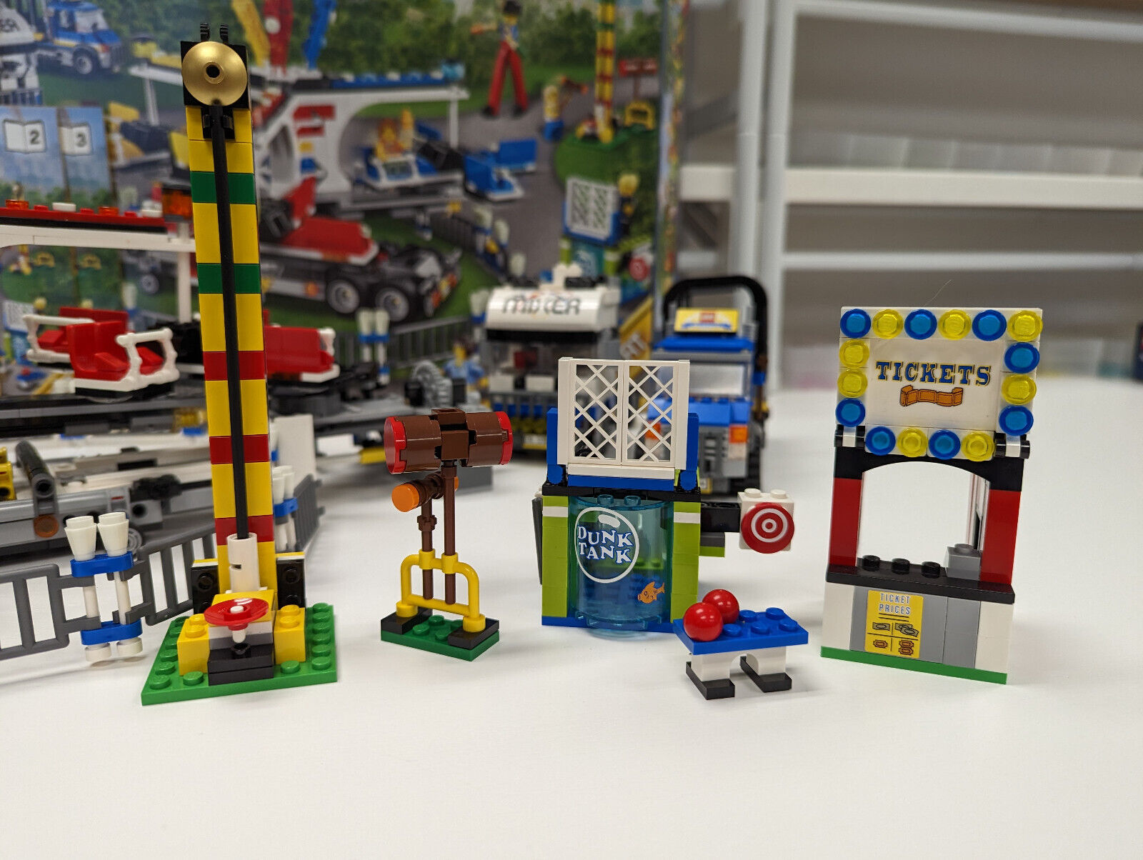 Lego 10244 Fairground Mixer w/ Minifigs, Box & Instructions - Complete! - StudBee