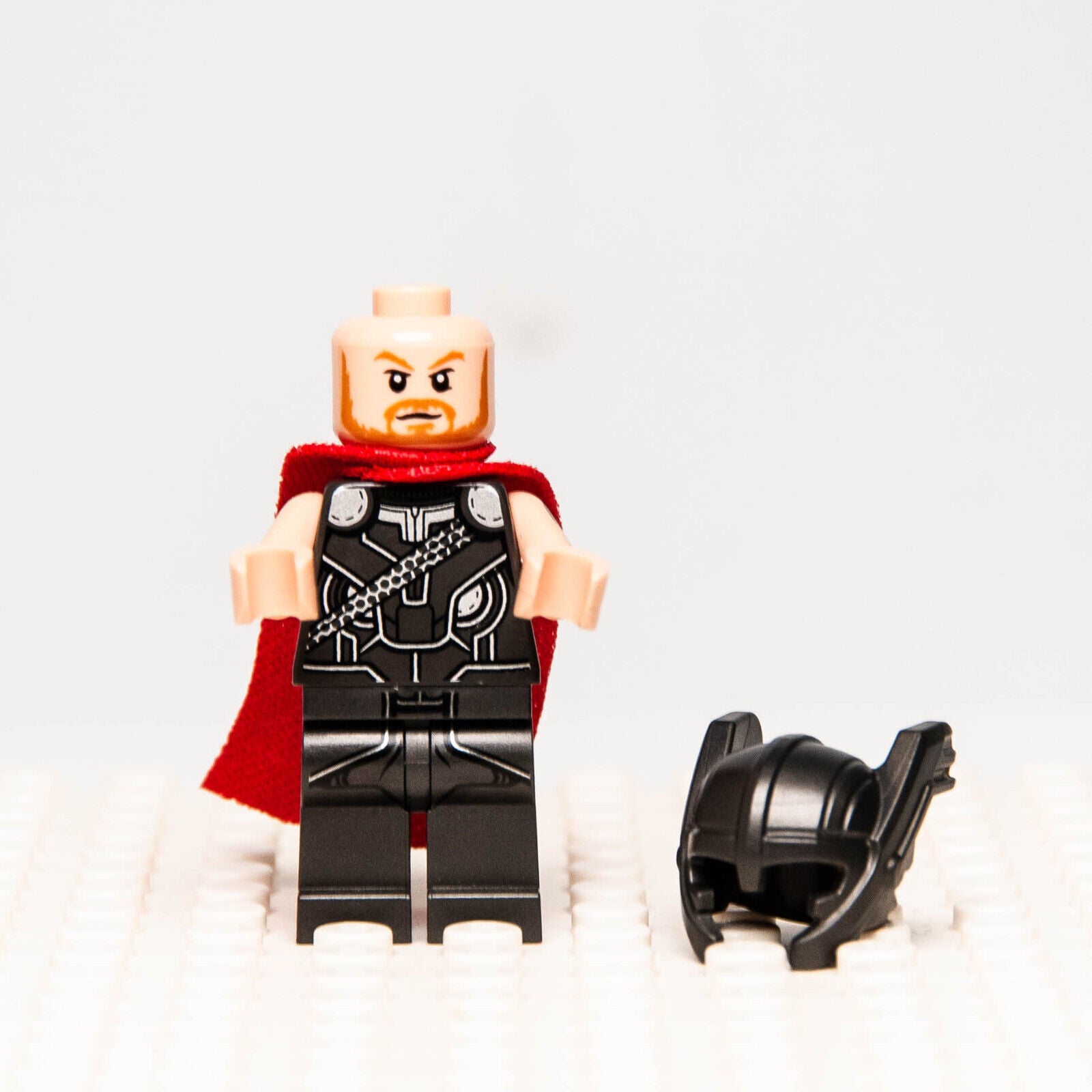 LEGO Thor Minifigure - Red Cape, Helmet Ragnarok 76084 (sh409) - StudBee