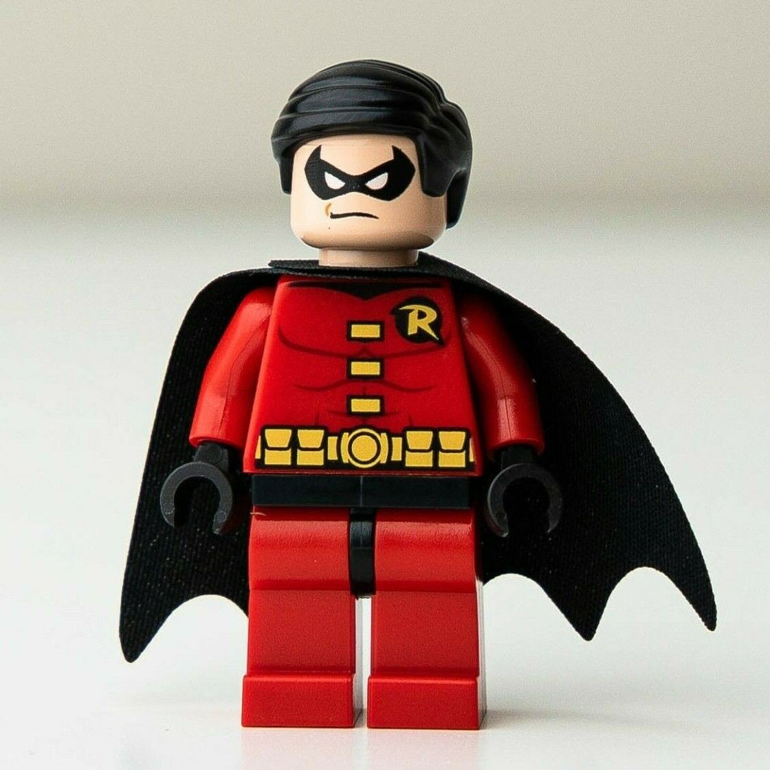 New LEGO Robin - Black Cape Minifigure - DC Super Heroes -  (sh011) - StudBee