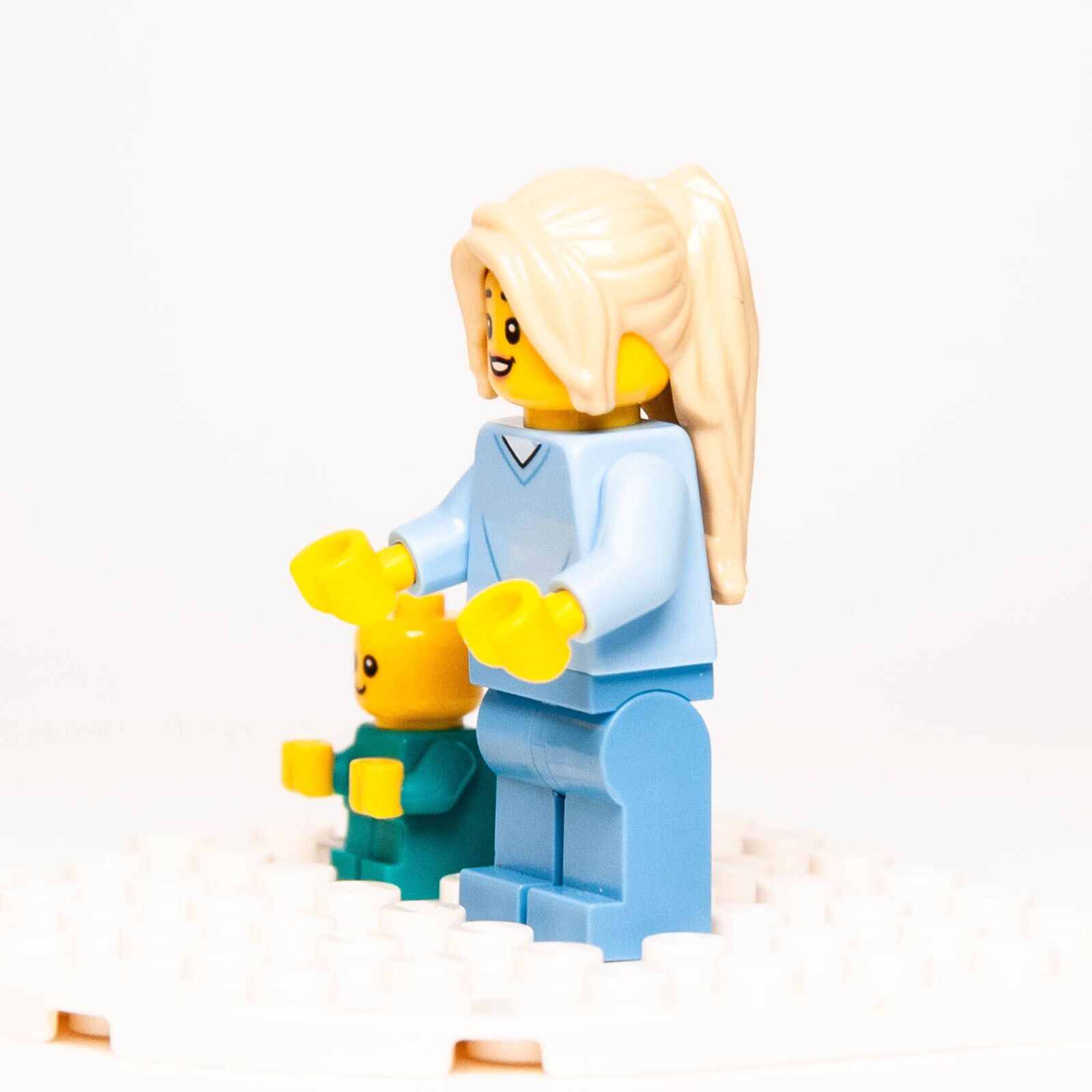 Lego Minifigure Lot: Mother in Hospital Gown (cty1347) & Baby (cty1186) 60330 - StudBee