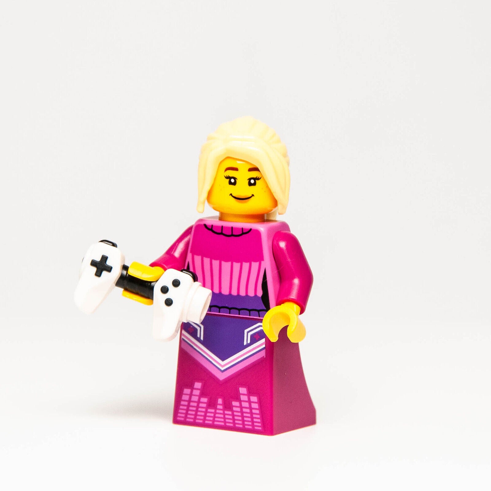 New Lego BAM 2023 Q2 Minifigure - Magenta Gamer Girl w/ Game Controller - StudBee