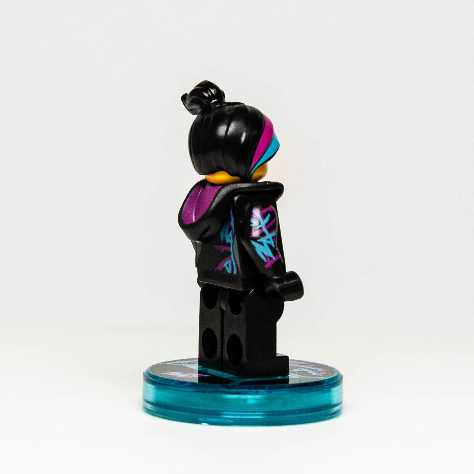 New Lego Minifigure - Wyldstyle w/ Dimensions Base Tag Relic Tile 71200 (tlm099) - StudBee