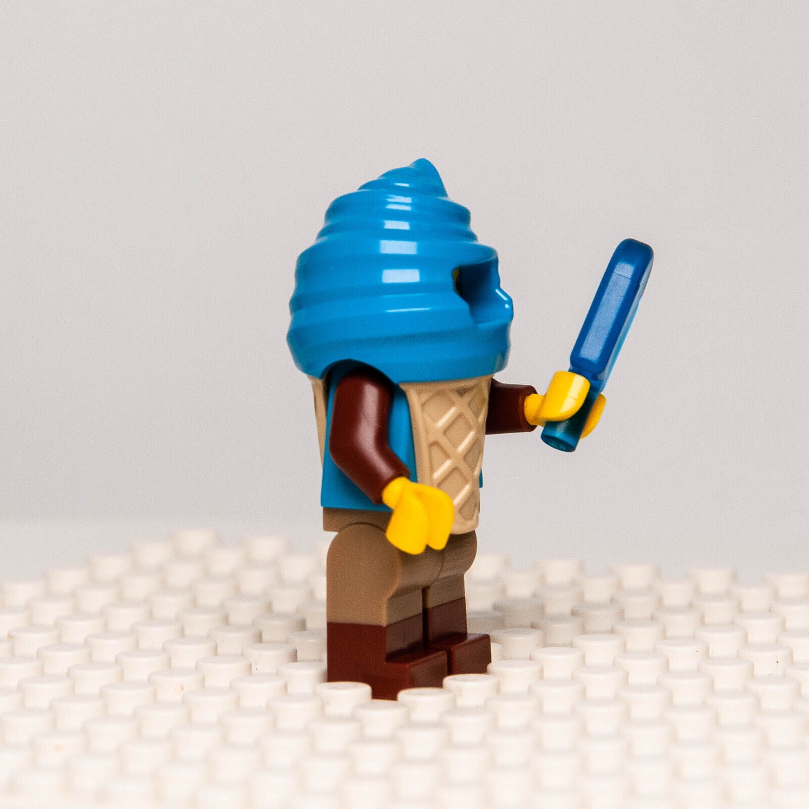 New Lego BAM 2023 Q2 Minifigure Blue Ice Cream Costume w/ Lolly - StudBee