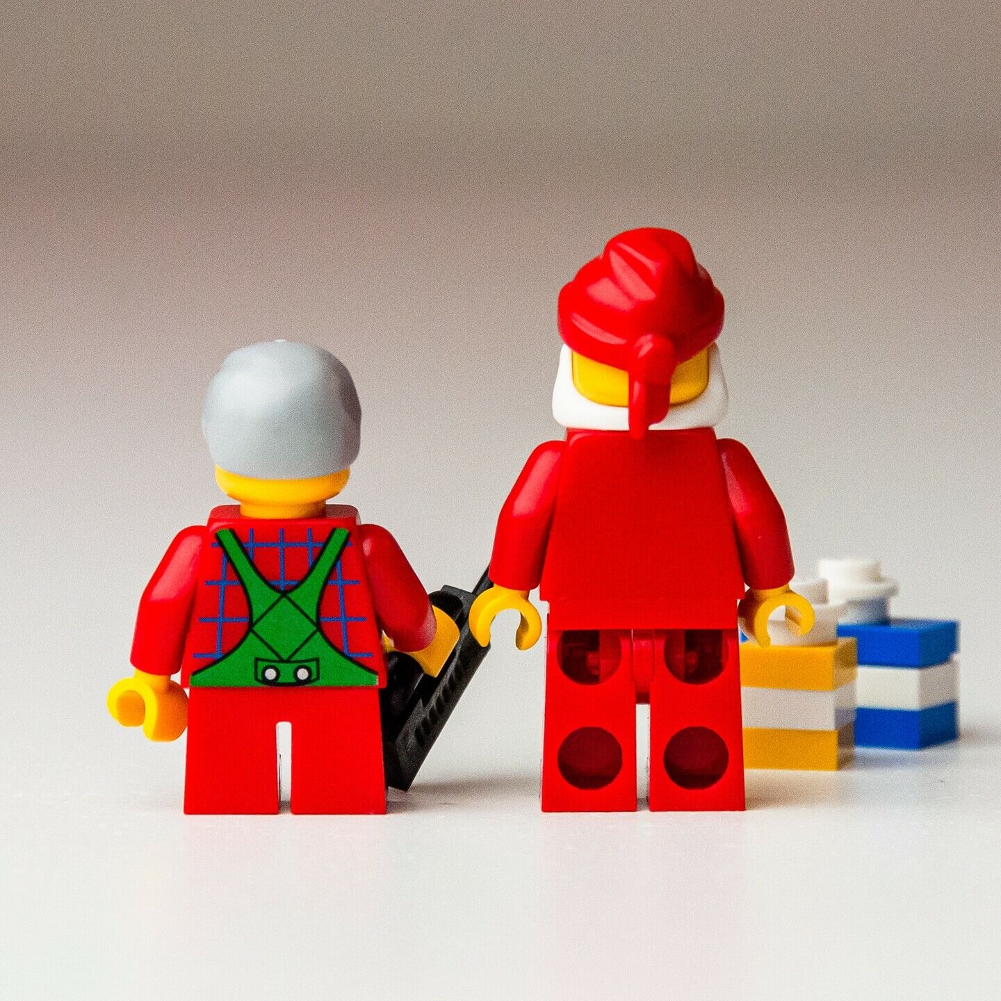 LEGO Santa and Elf Boy Minifigures w/ Gifts Presents 40059 Christmas(hol033) - StudBee