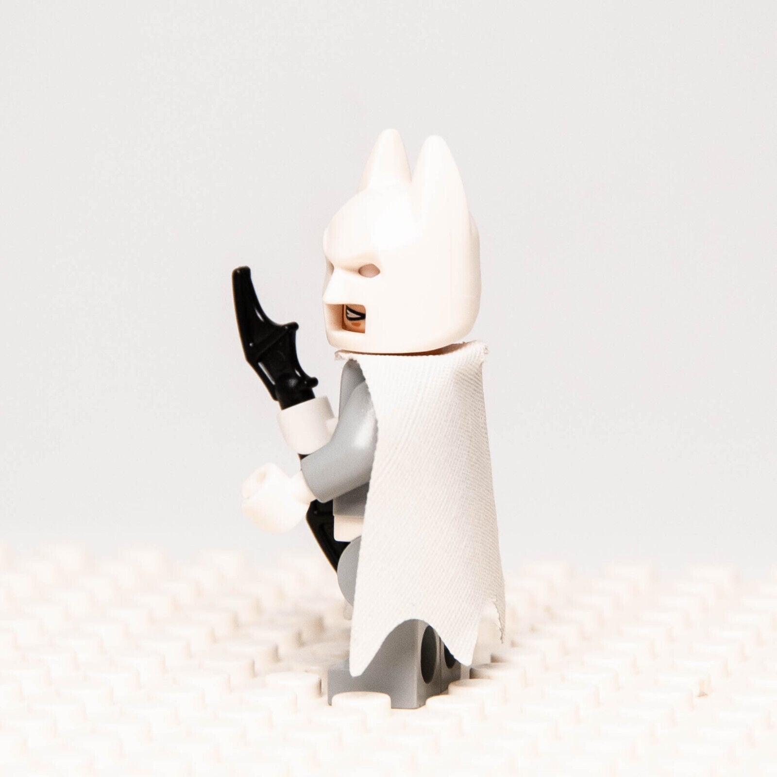 LEGO Arctic Batman Minifigure  - White & Gray Suit (sh047) 76000 w/ Batarang - StudBee