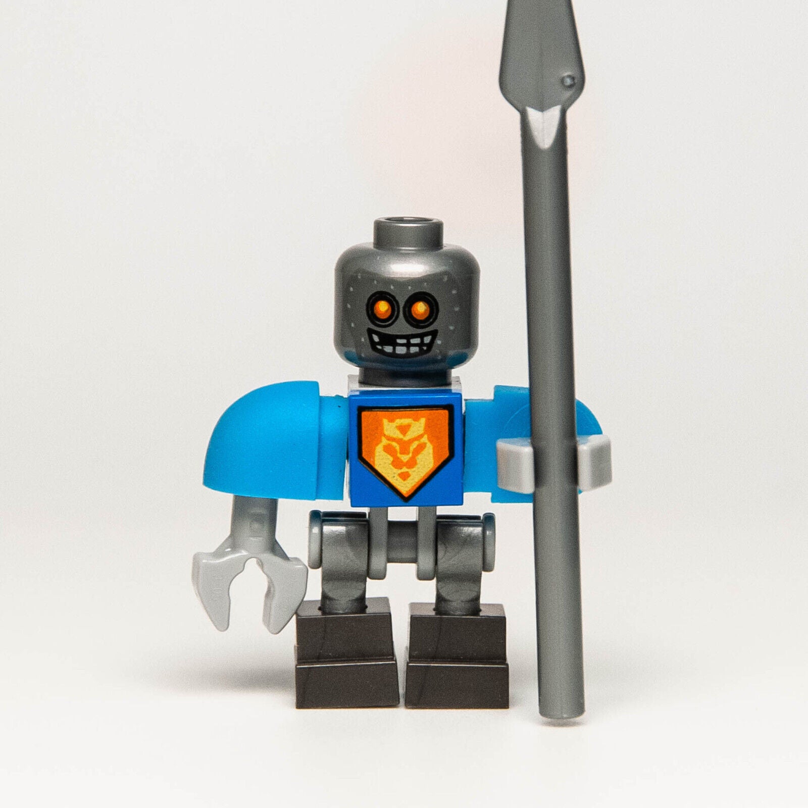 LEGO Nexo Knights Minifigure - Squire Bot w/ Spear (nex041) 70326 853515 - StudBee