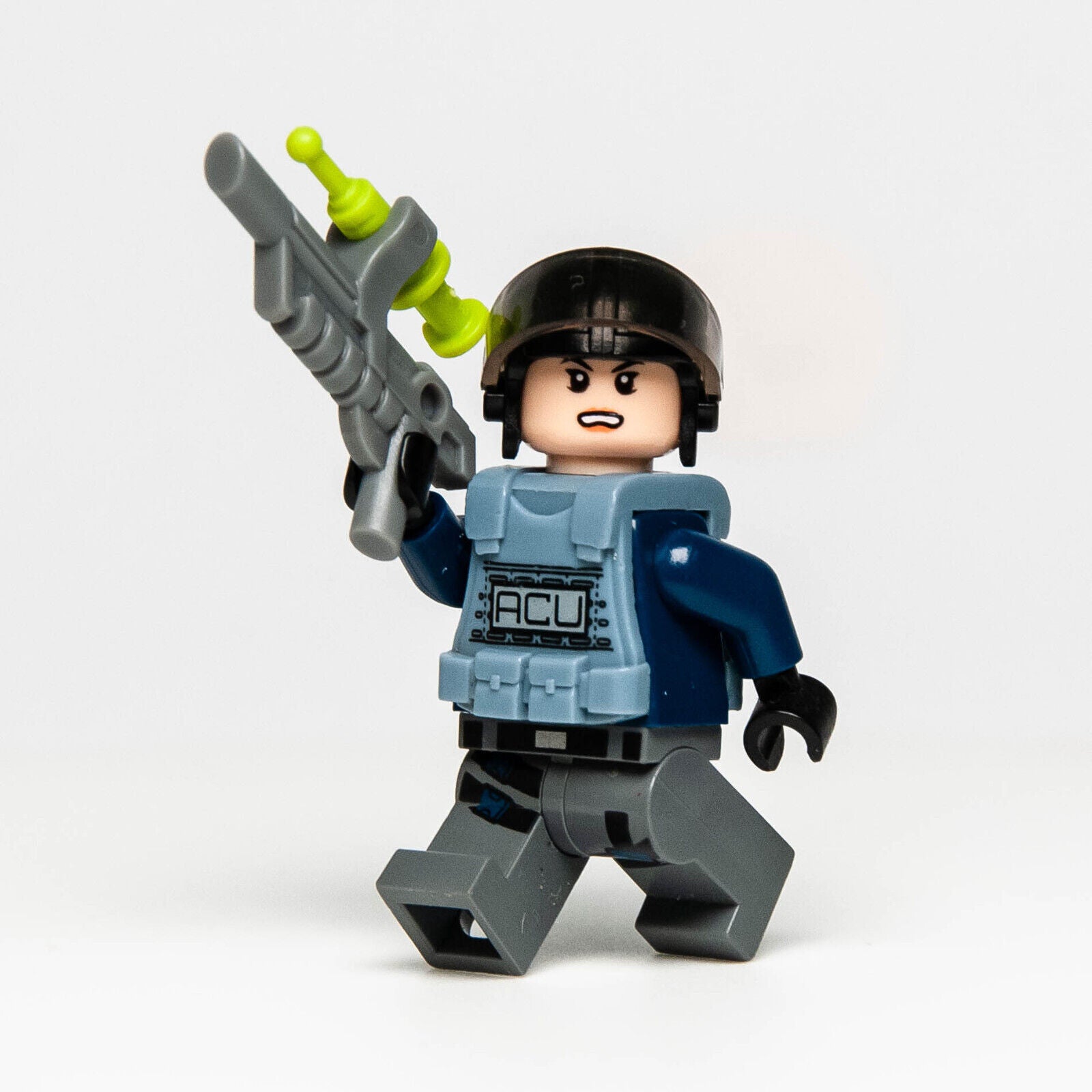 LEGO Minifigure ACU Female Trooper Vest jw007 Jurassic World 75918 lego-minifigure-acu-female-trooper-vest-jw007-jurassic-world-75918