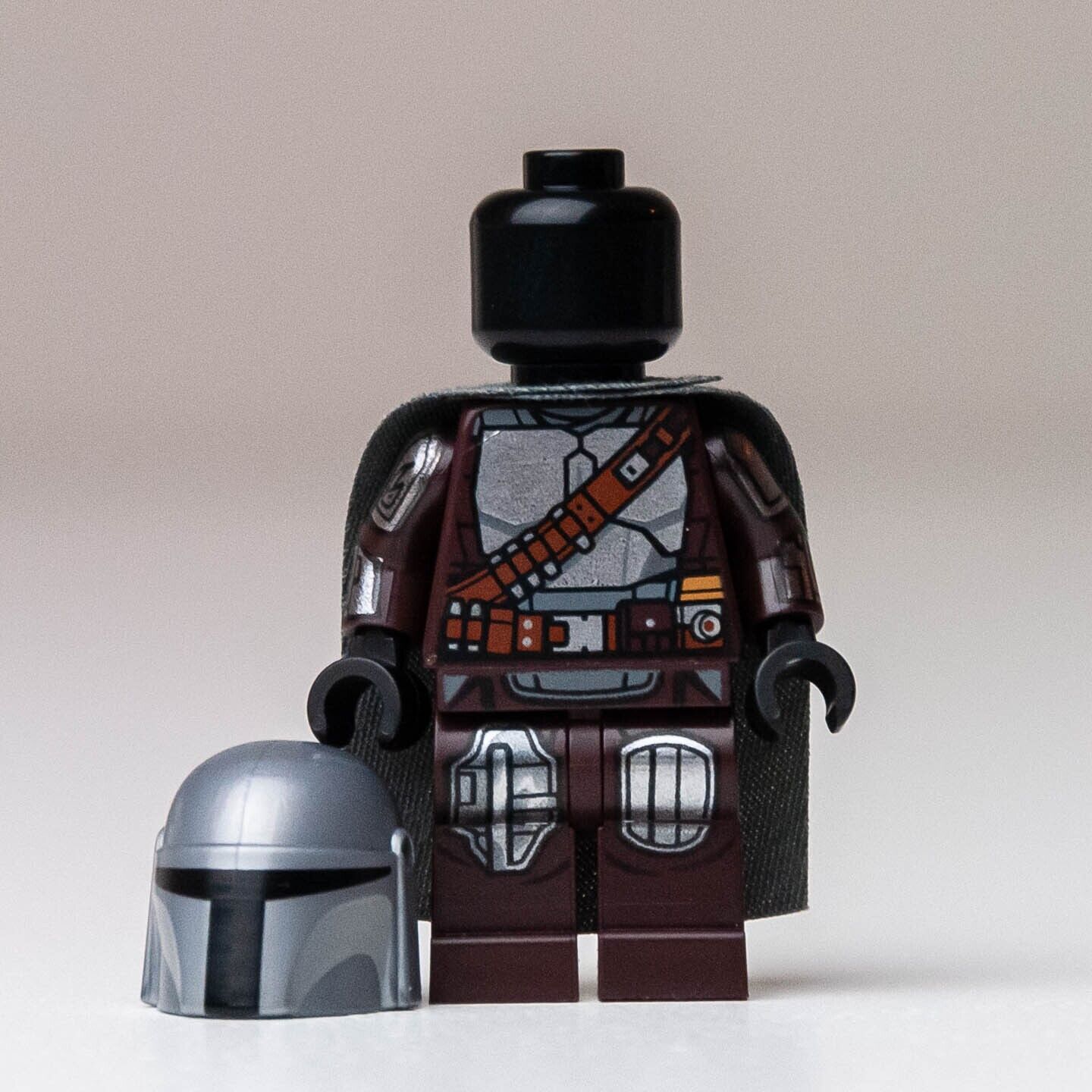 New LEGO Mandalorian (SEALED CAPE) - Silver Beskar Armor Minifigure (sw1135) - StudBee