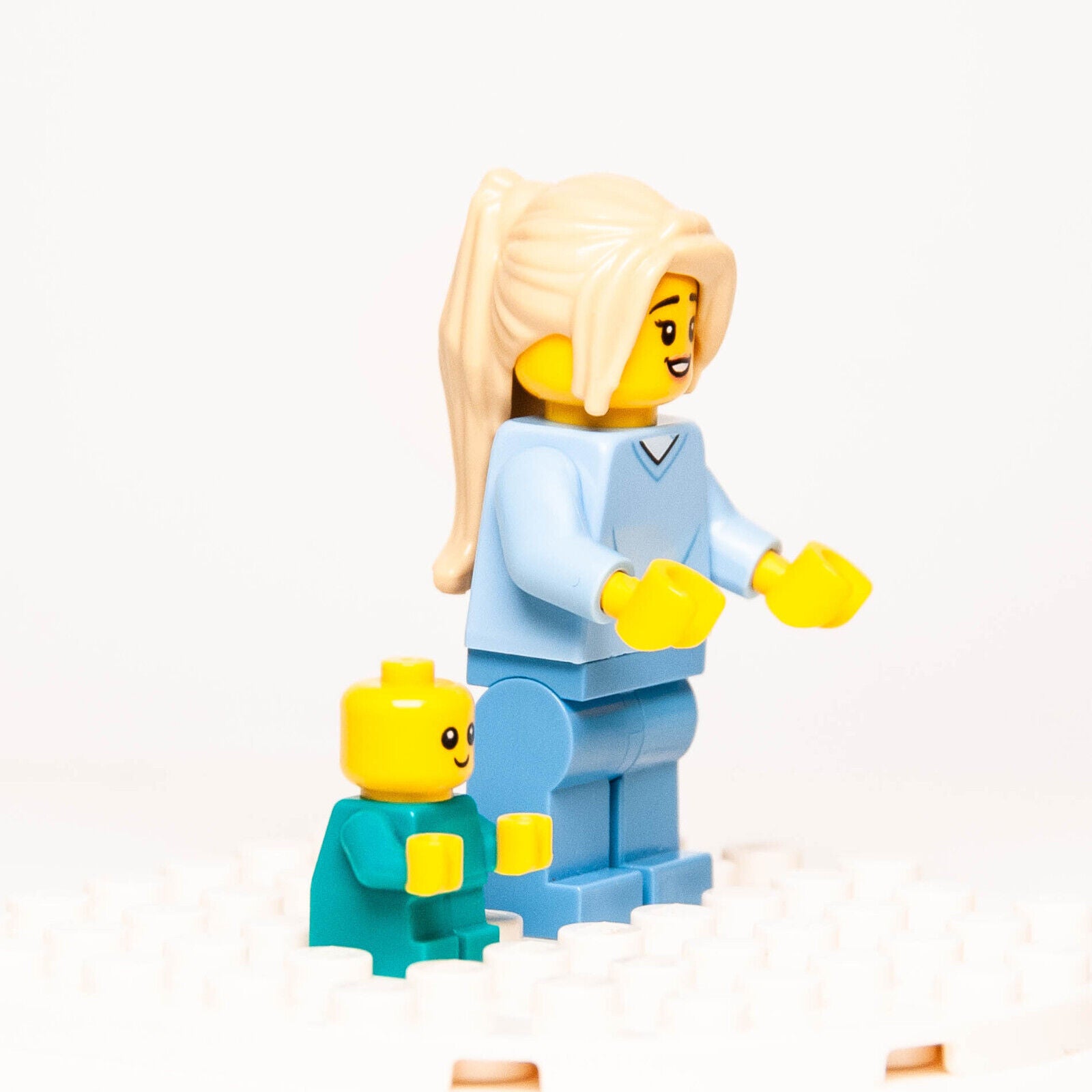 Lego Minifigure Lot: Mother in Hospital Gown (cty1347) & Baby (cty1186) 60330 - StudBee