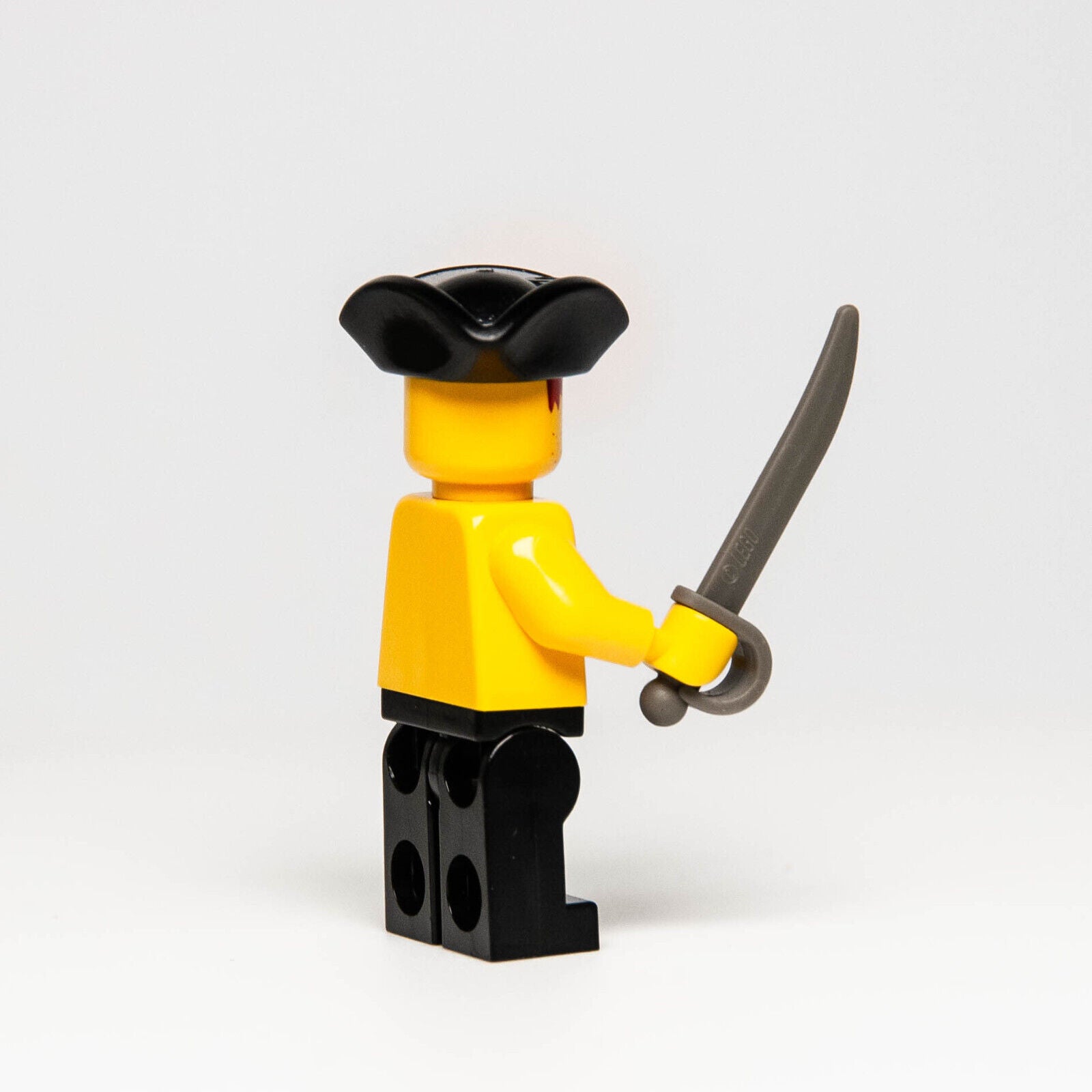 LEGO Pirates Minifigure - Red & Black Stripes Pirate (pi025) Imperial Post 6277 - StudBee