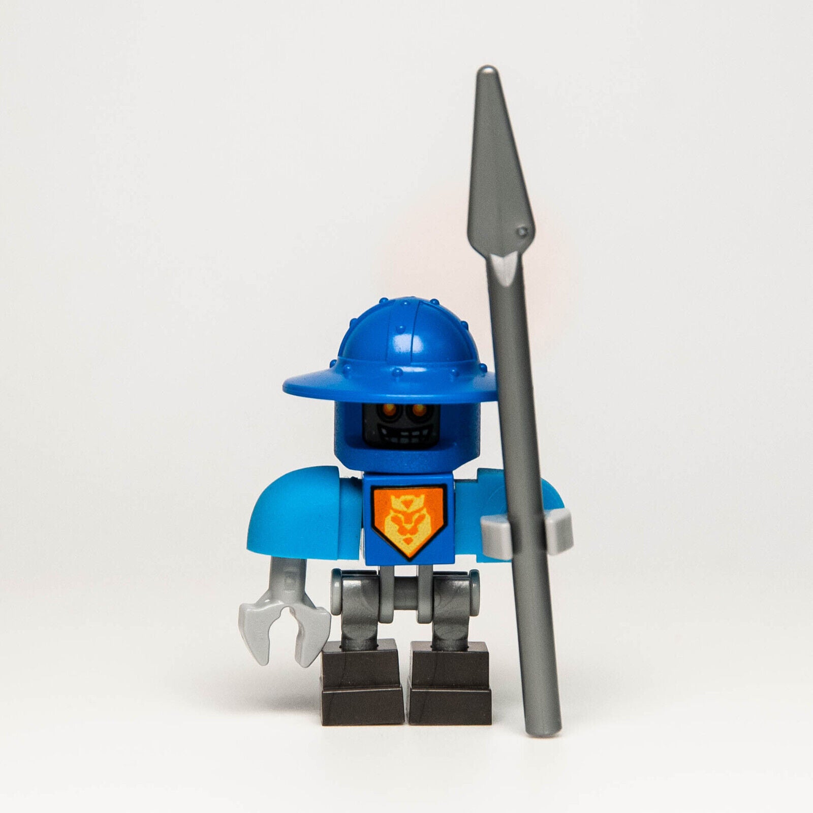 LEGO Nexo Knights Minifigure - Squire Bot w/ Spear (nex041) 70326 853515 - StudBee