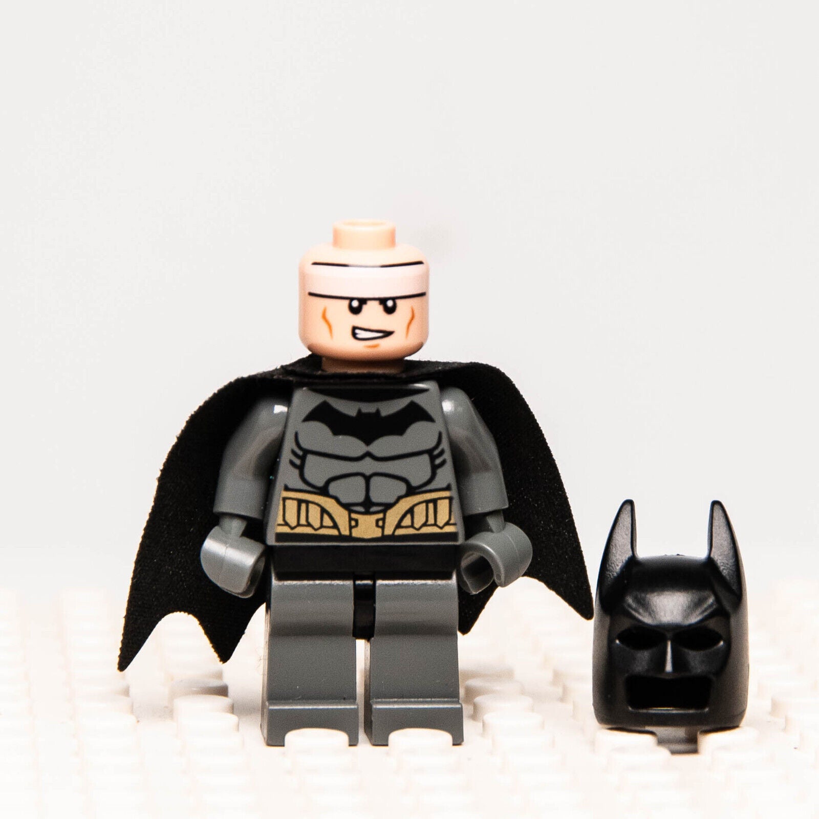 LEGO DC Minifigure Batman Dark Bluish Gray Suit Gold Belt (sh089) 76012 - StudBee