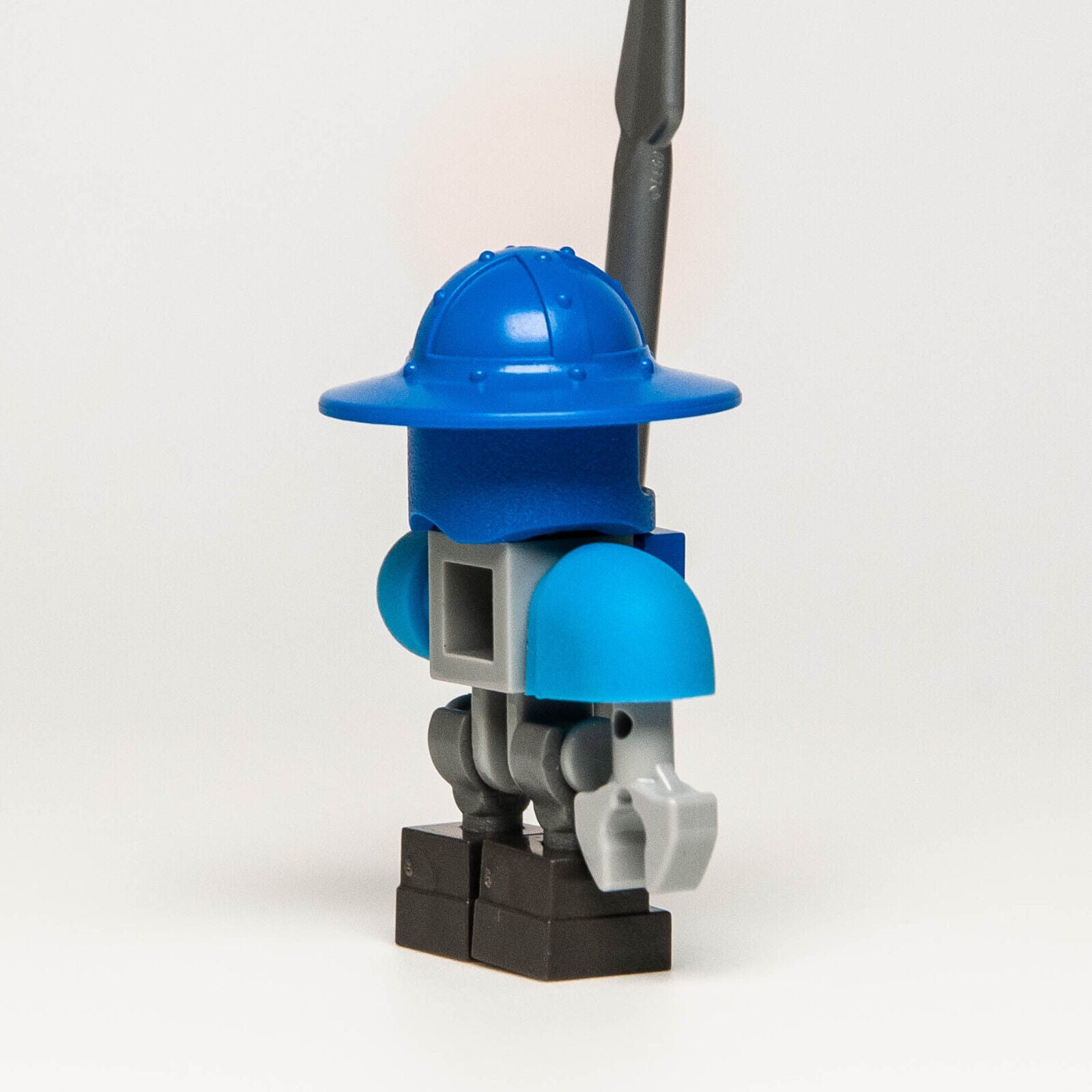 LEGO Nexo Knights Minifigure - Squire Bot w/ Spear (nex041) 70326 853515 - StudBee