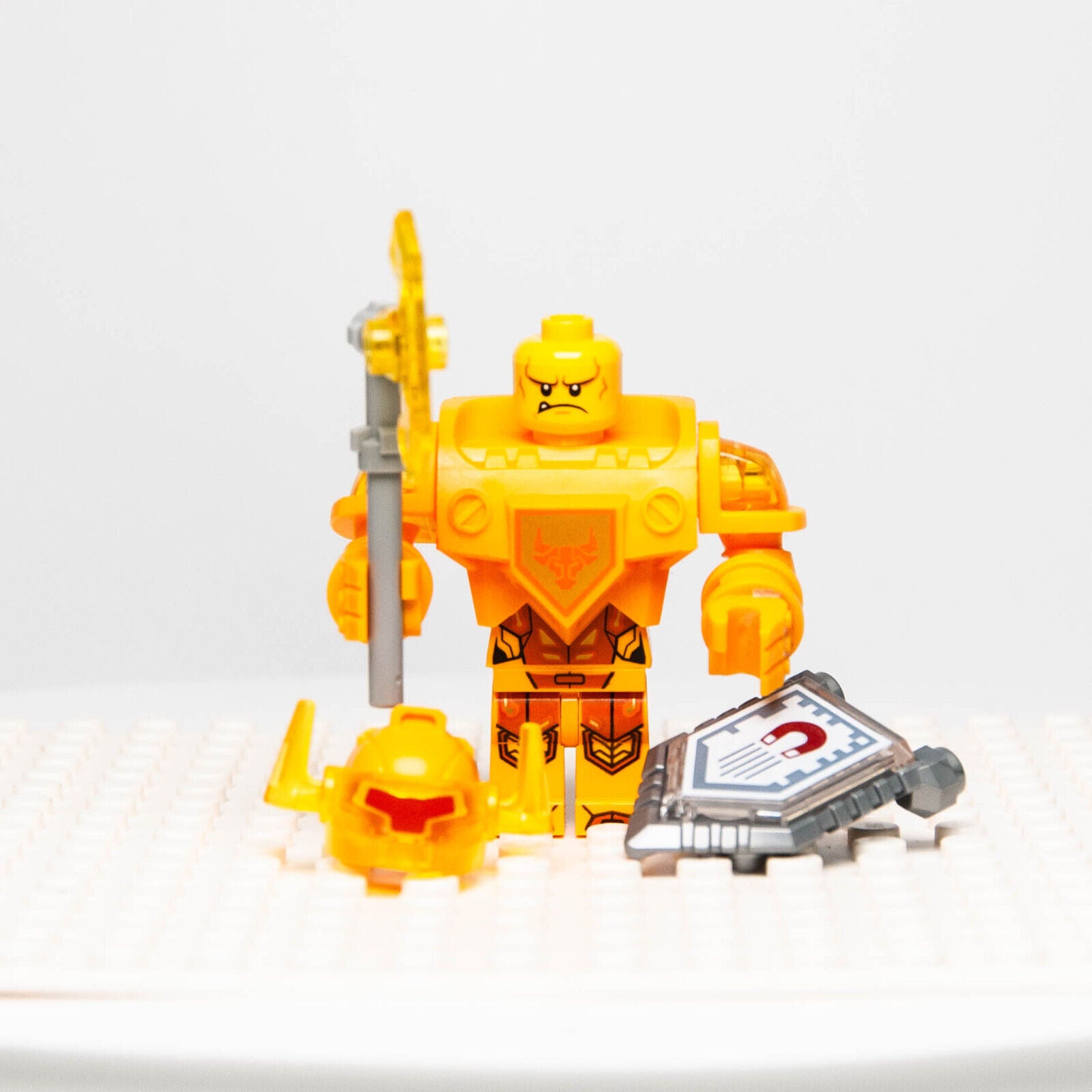 LEGO Nexo Knights Ultimate Axl Minifigure (nex053) with Shield and Axe 70336 - StudBee