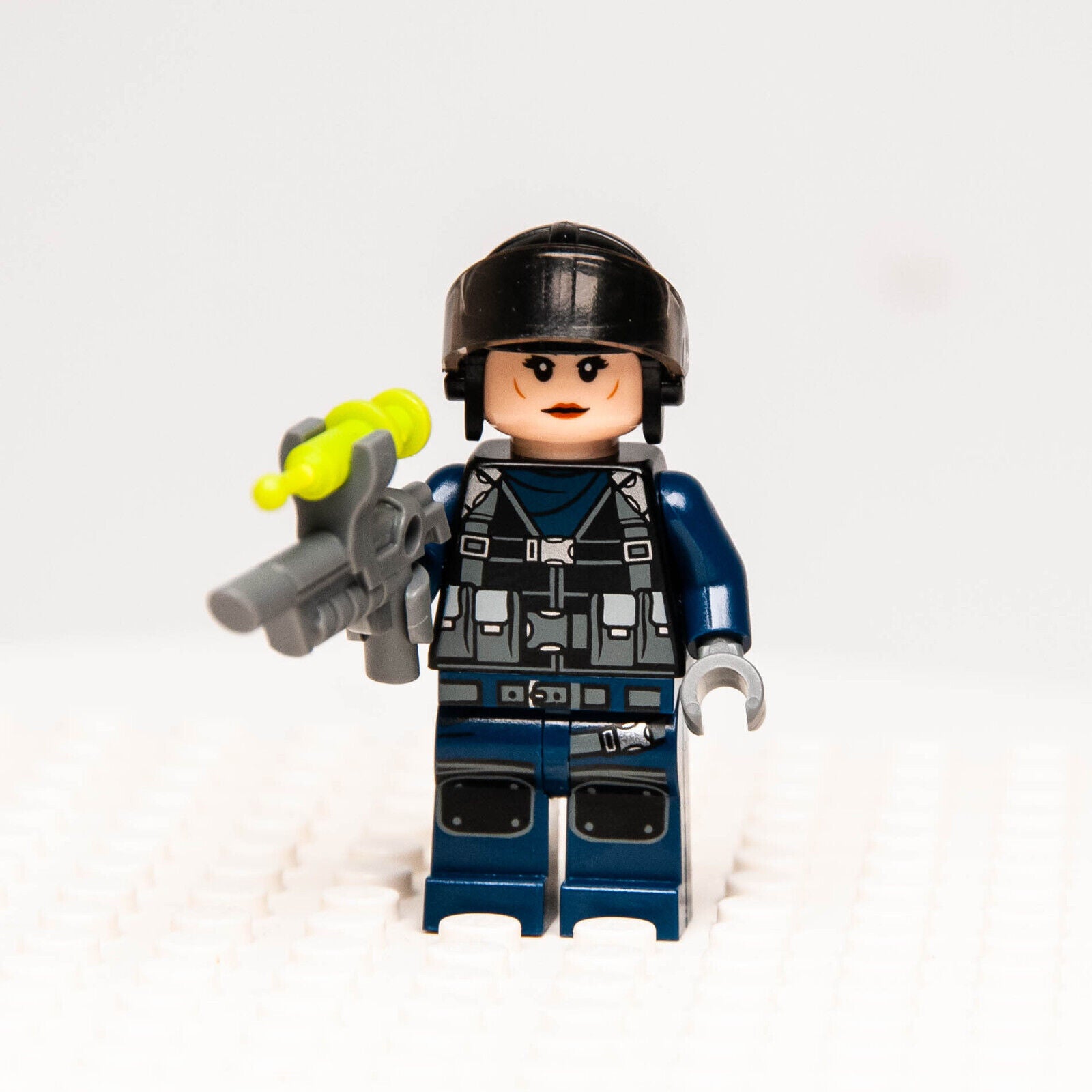 Lego Jurassic World Female ACU Tracker Minifigure w/ Aviator Cap 75926 (jw042) - StudBee