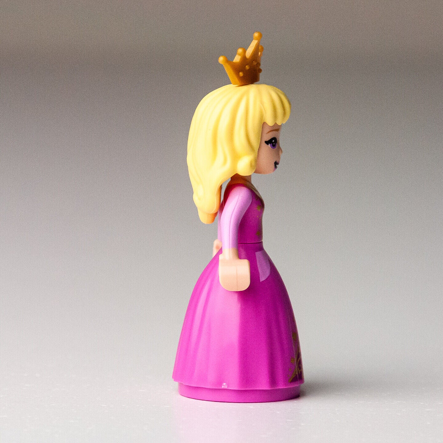 New LEGO Aurora - with Pearl Gold Crown Tiara Minifigure - 43173 (dp078) - StudBee