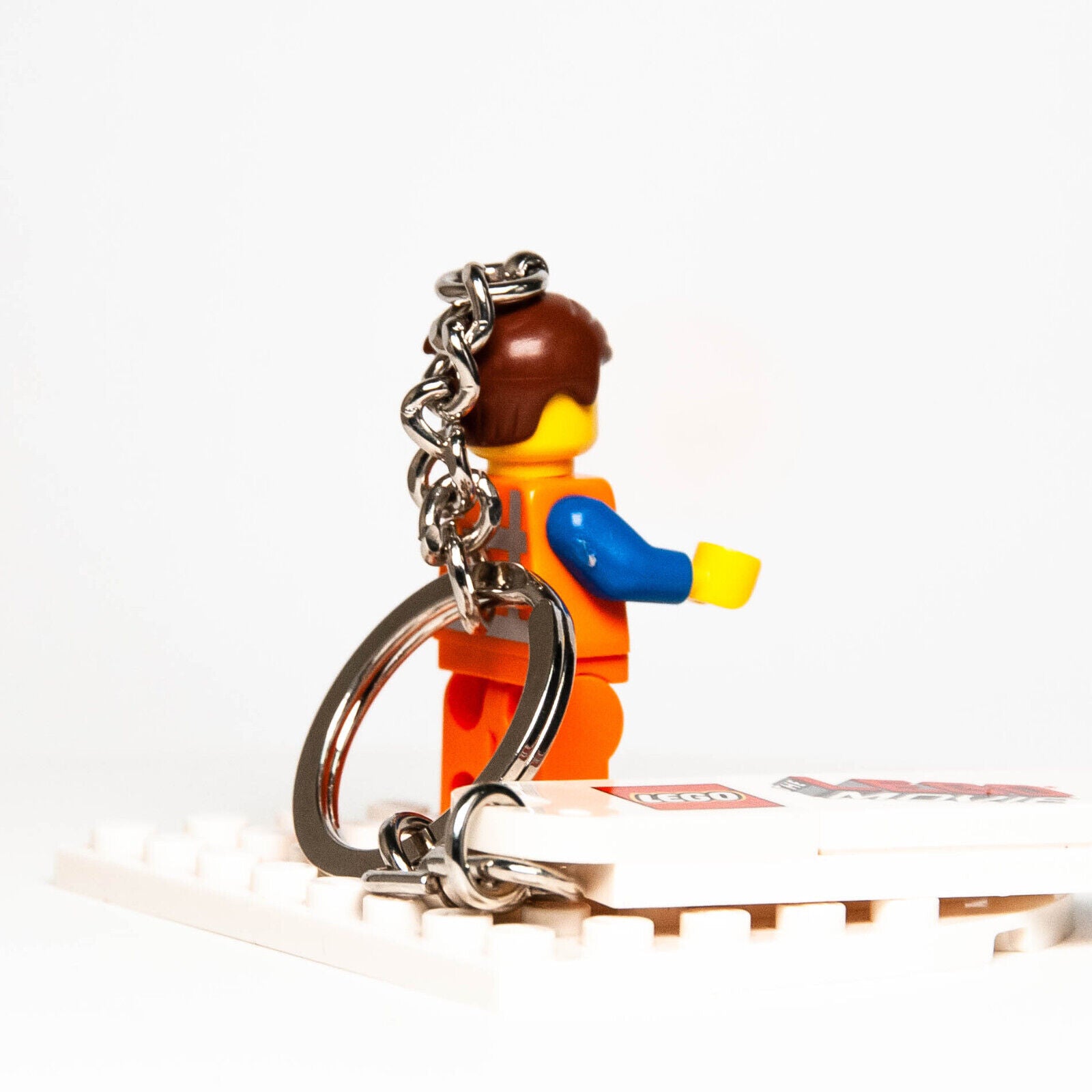Lego Movie Emmet Smiling Minifigure Keychain 850894 w/ Logo Tile