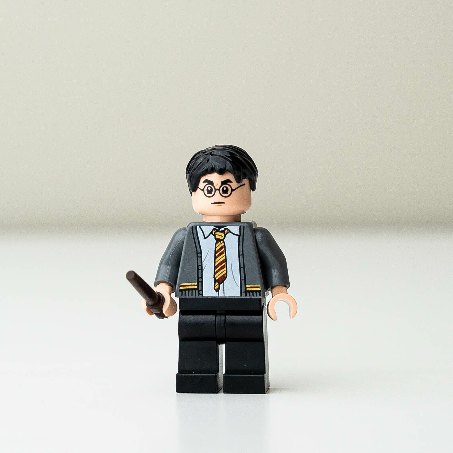 New LEGO Harry Potter, Gryffindor Cardigan Sweater Minifigure - 75966 (hp238) - StudBee