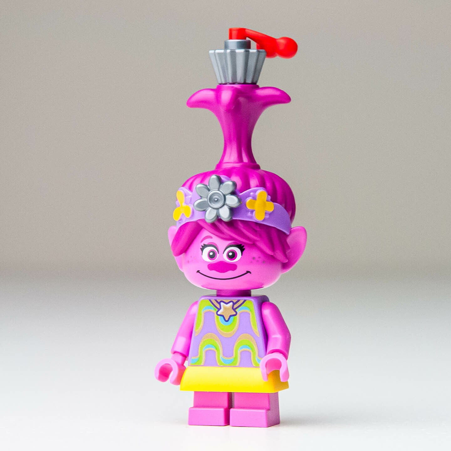 New LEGO Poppy (w/ Silver Cupcake) Minifigure - Vibe City Concert  41258 (twt022 - StudBee