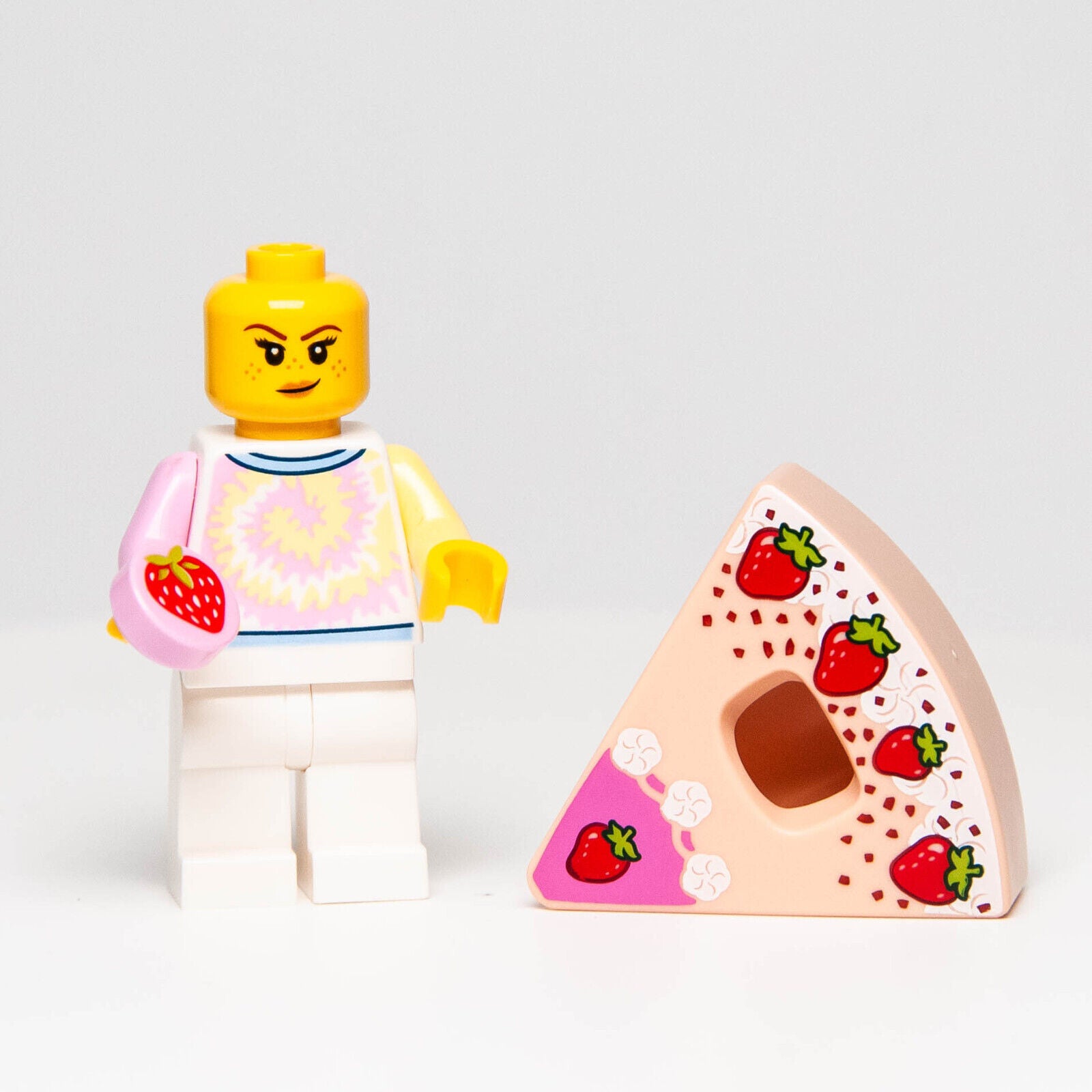 New Lego BAM 2023 Minifigure Strawberry Shortcake w/ Pastel TieDye Shirt - StudBee