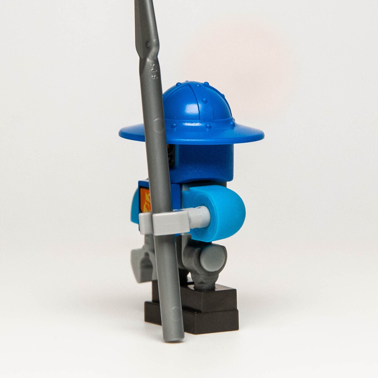 LEGO Nexo Knights Minifigure - Squire Bot w/ Spear (nex041) 70326 853515 - StudBee