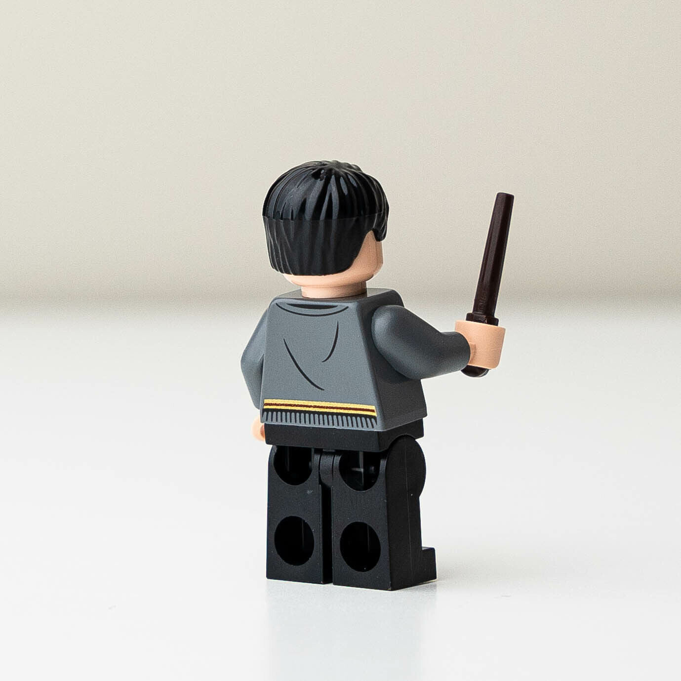 New LEGO Harry Potter, Gryffindor Cardigan Sweater Minifigure - 75966 (hp238) - StudBee