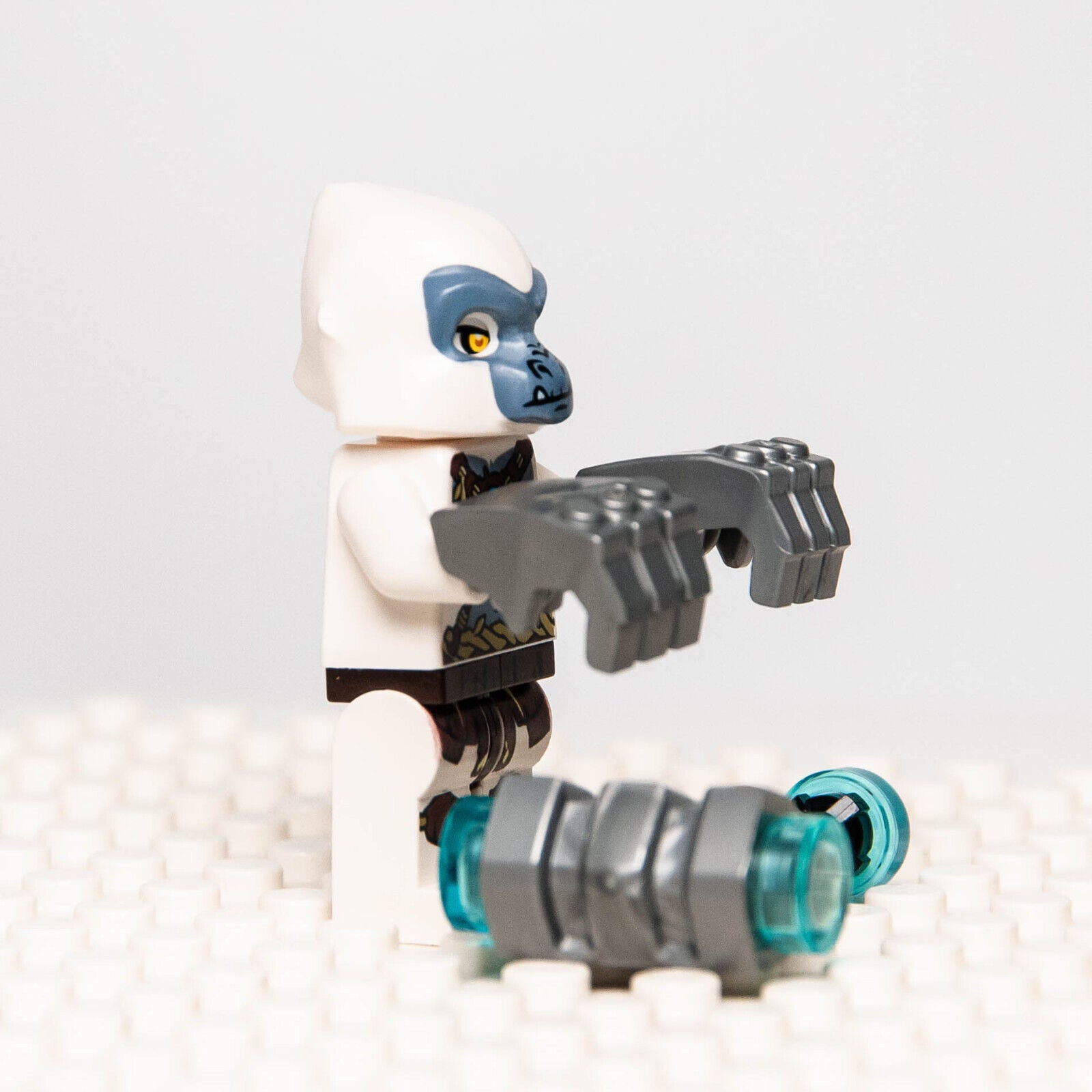 LEGO Chima 70009 White Gorilla GRIZZAM Minifigure (loc040) w/ Iron Fists - StudBee