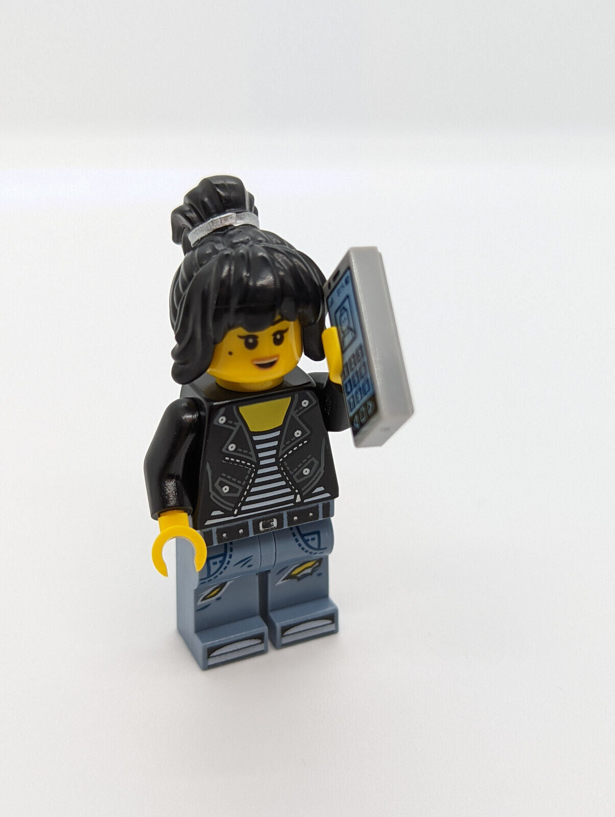 LEGO Ninjago Minifigure - City Chase 70607 Nya With Smart Phone - StudBee
