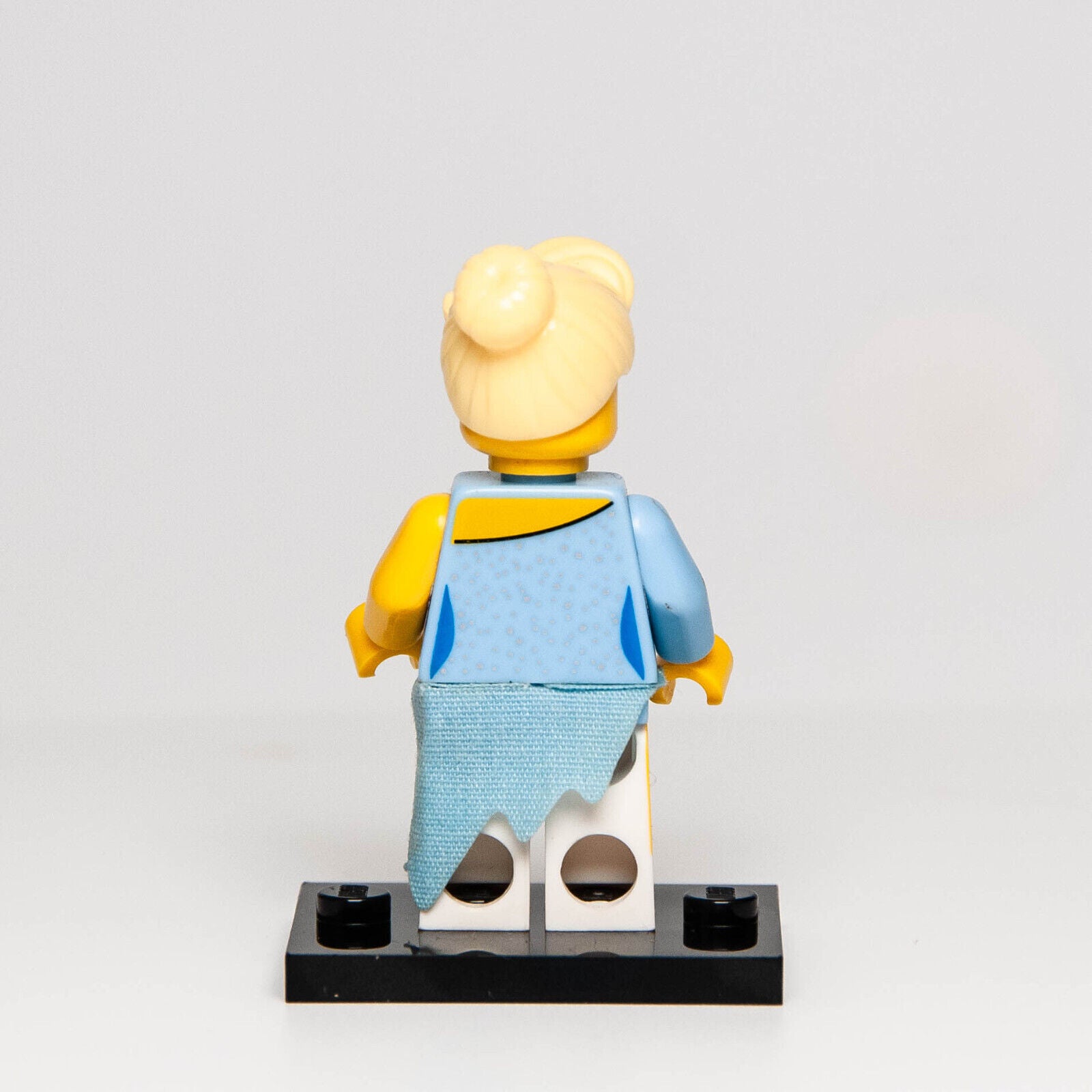 LEGO CMF 4 Minifigure - Female Ice Skater w/ Skirt & Ice Skates (col04-15 col063 - StudBee