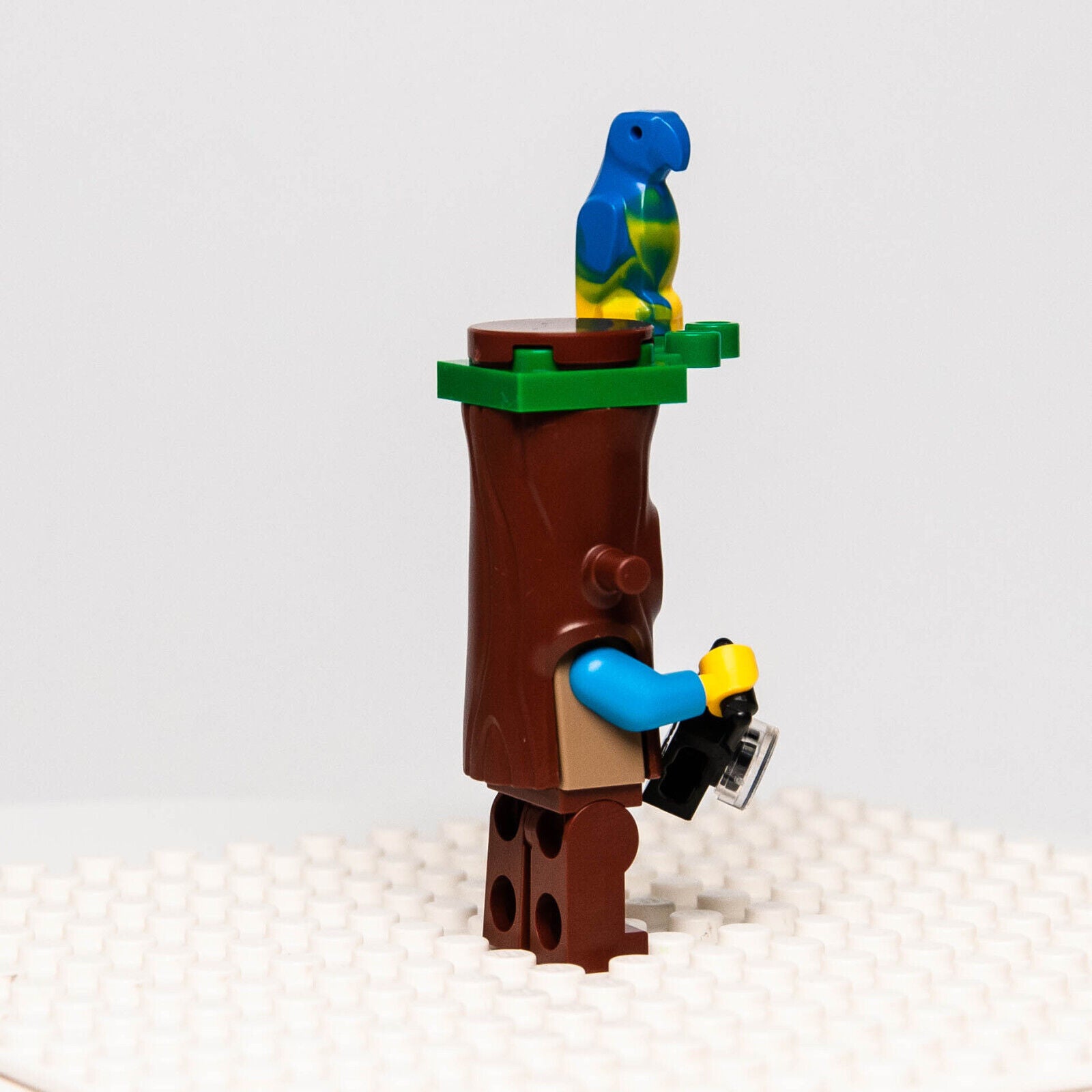 NEW LEGO Nature Photographer Tree Disguise Minifigure (cty1098) w/ Bird 60267 - StudBee
