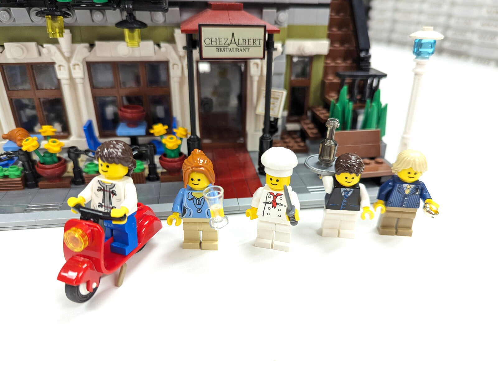 LEGO Creator Expert Modular 10243 Parisian Restaurant - 100% Complete w/Manuals - StudBee