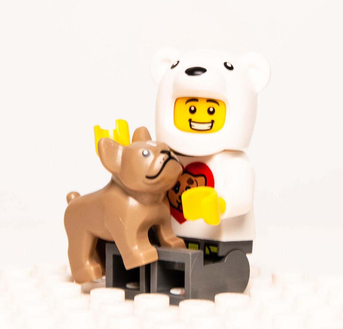 New LEGO BAM 2024 Minifigure - Polar Bear Costume Dog Guy w/ Dark Tan Frenchie - StudBee