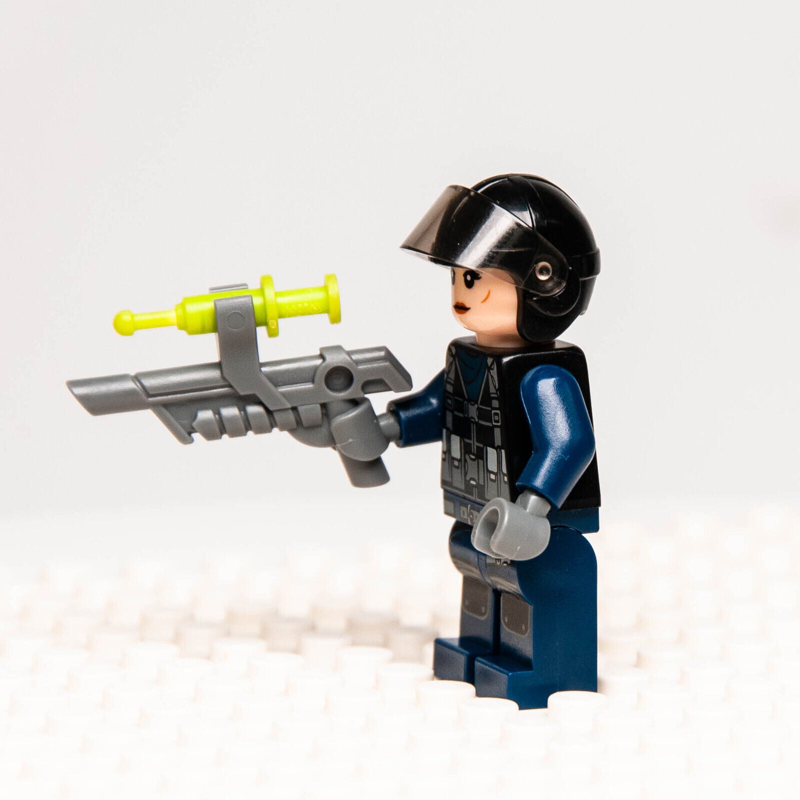 Lego Jurassic World Female ACU Tracker Minifigure w/ Aviator Cap 75926 (jw042) - StudBee