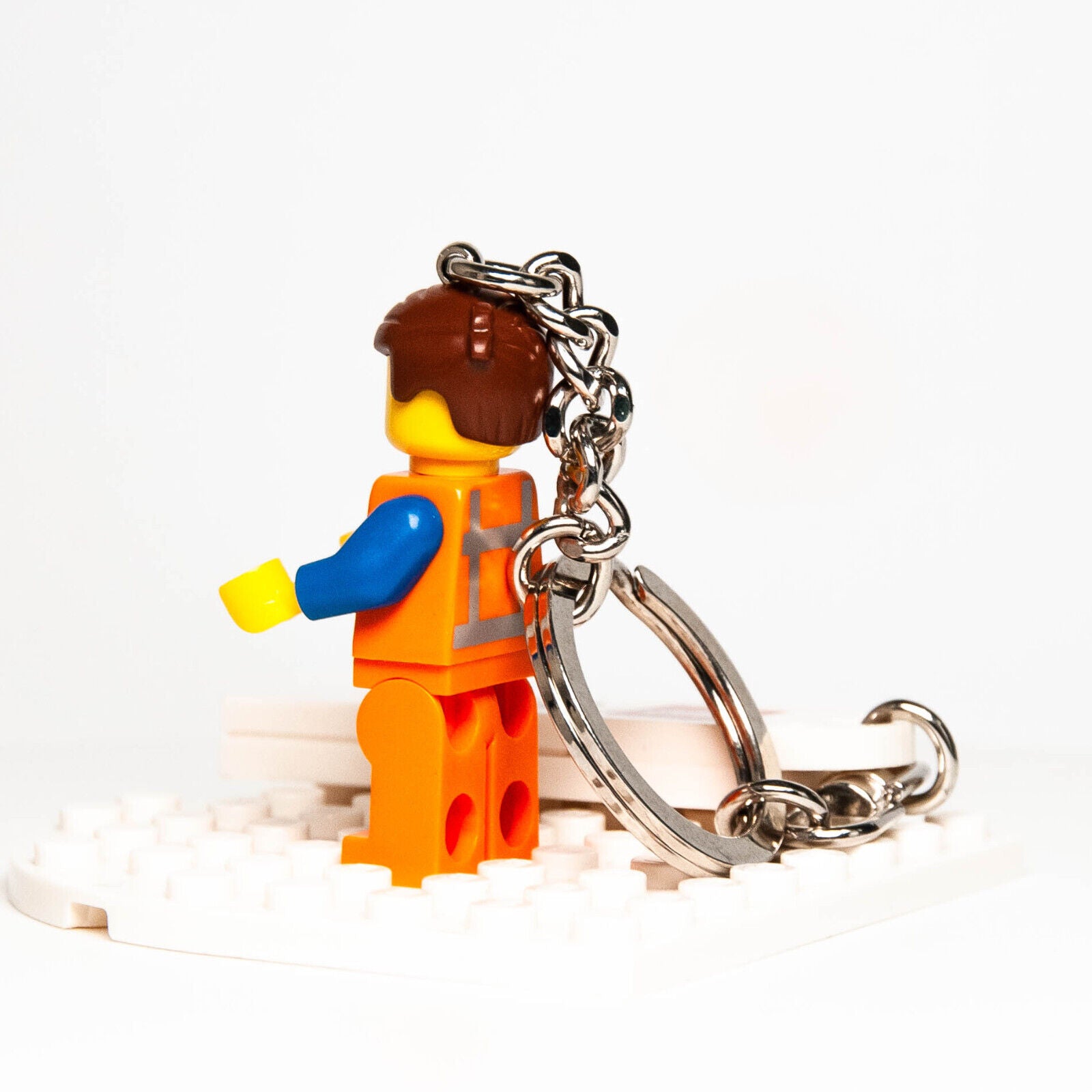 Lego Movie Emmet Smiling Minifigure Keychain 850894 w/ Logo Tile