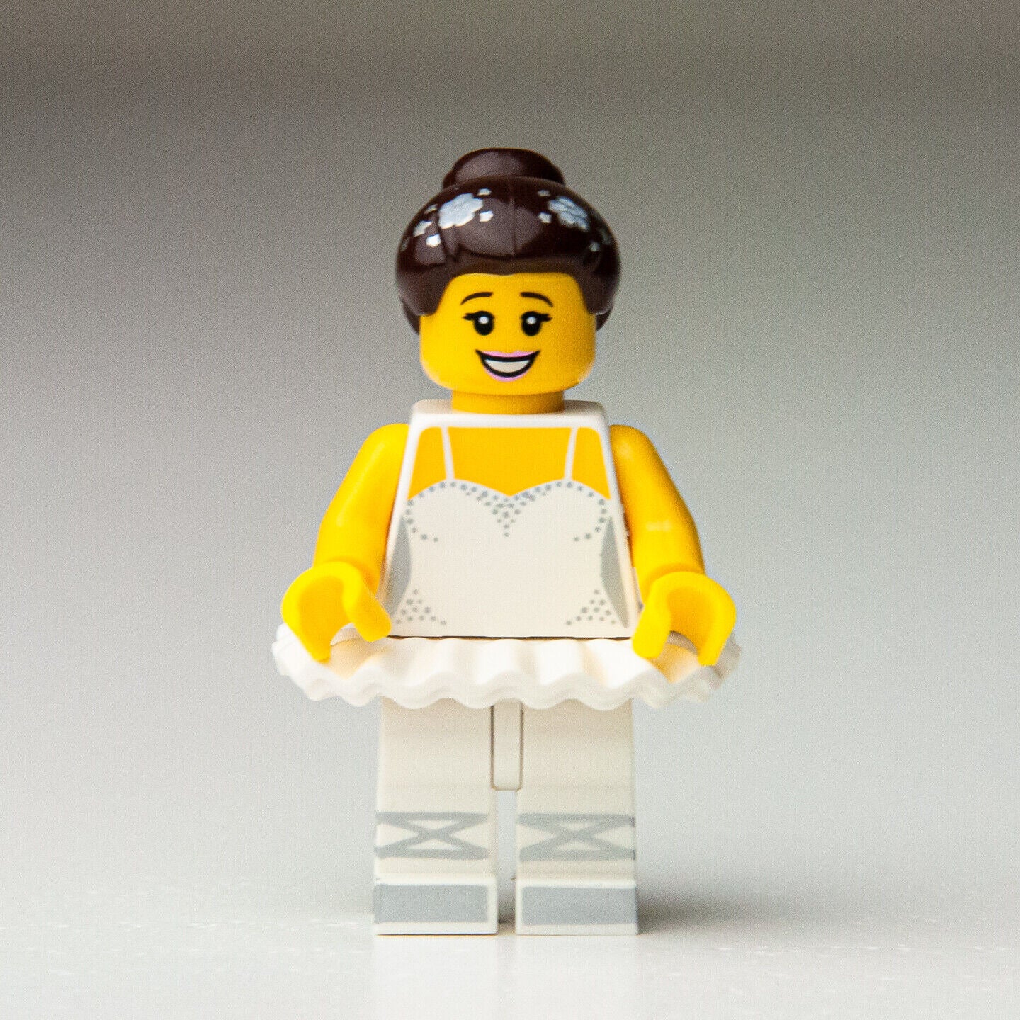 New LEGO Minifigure Ballerina w/ Stand-  CMF Series 15 - 71011 (col15-10) - StudBee