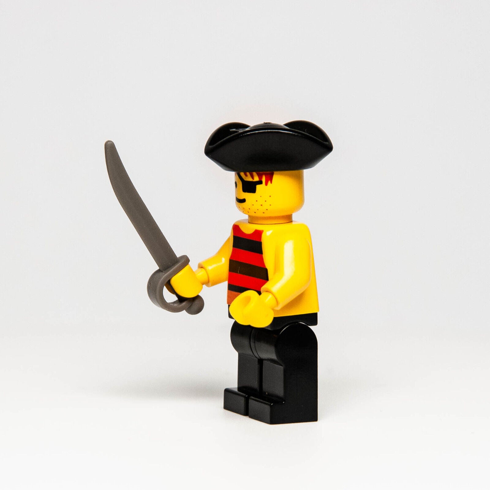LEGO Pirates Minifigure - Red & Black Stripes Pirate (pi025) Imperial Post 6277 - StudBee