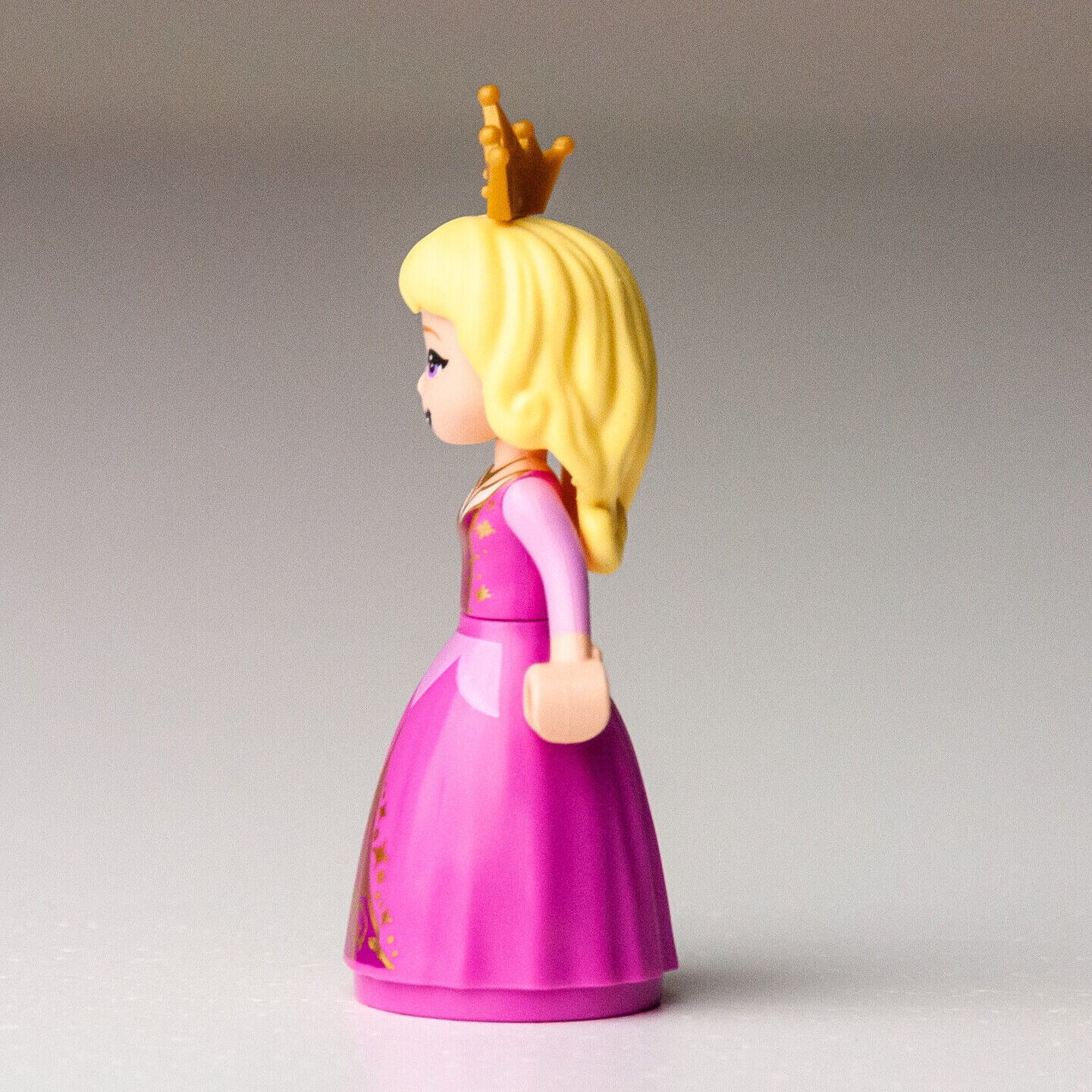 New LEGO Aurora - with Pearl Gold Crown Tiara Minifigure - 43173 (dp078) - StudBee