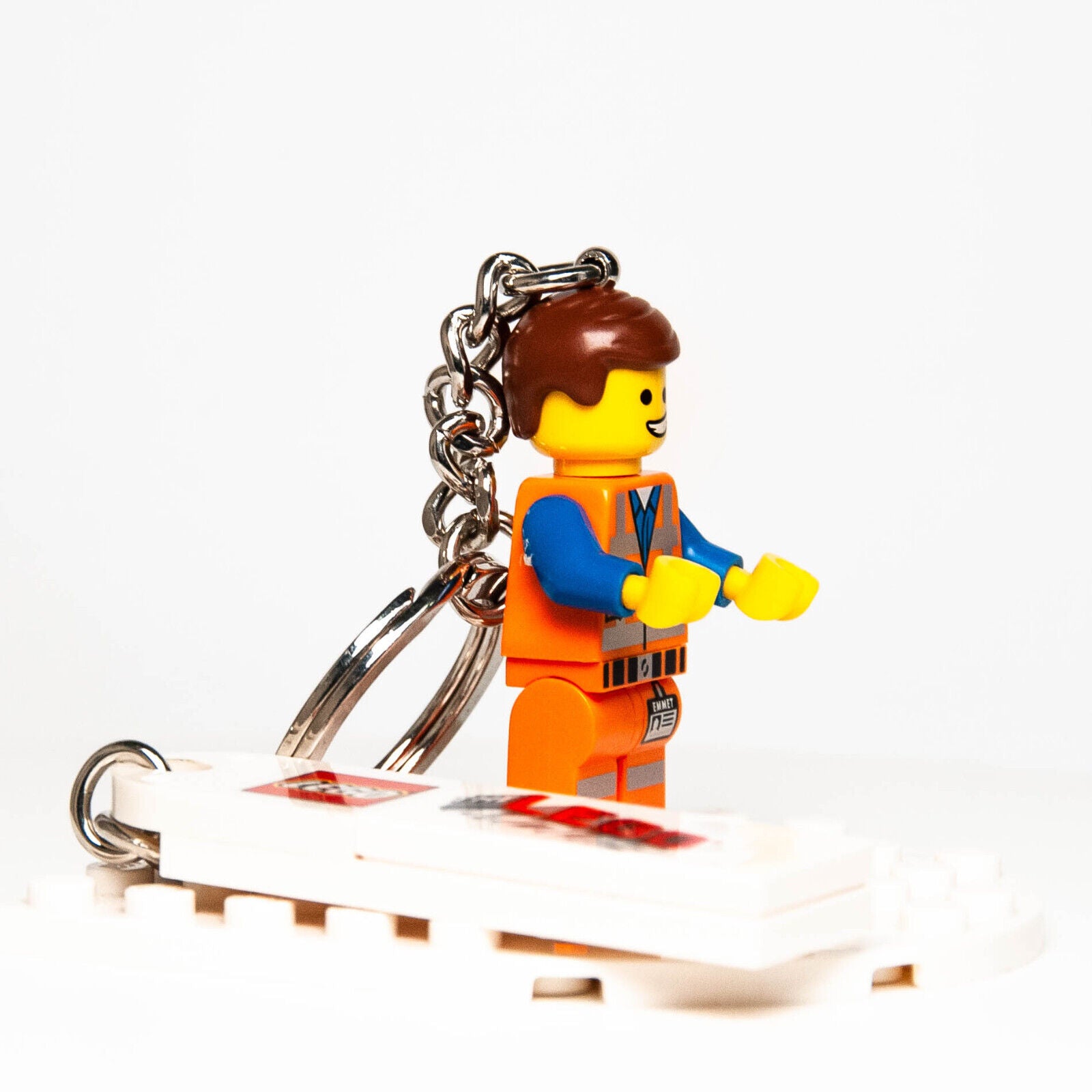 Lego Movie Emmet Smiling Minifigure Keychain 850894 w/ Logo Tile
